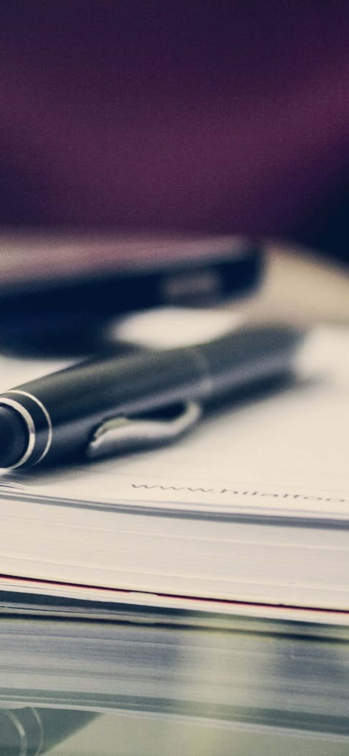Fondo de Escritorio para iPhone X con Pluma Sobre un Libro Fondos de pantalla