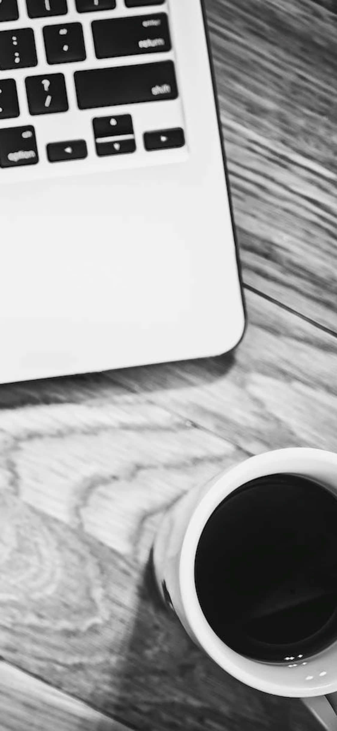 Fondo de escritorio para iPhone X en blanco y negro con taza y laptop Fondos de pantalla