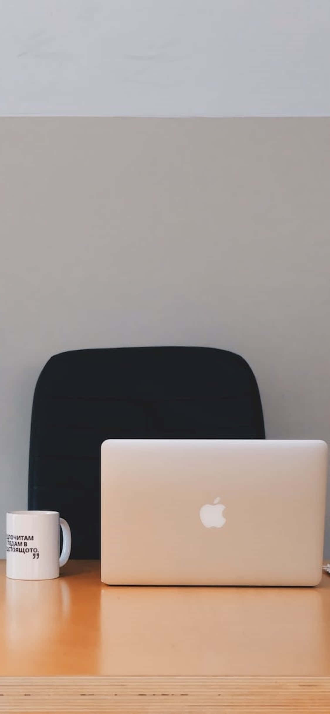Fondo de escritorio para iPhone X Escritorio de madera con laptop y taza Fondos de pantalla