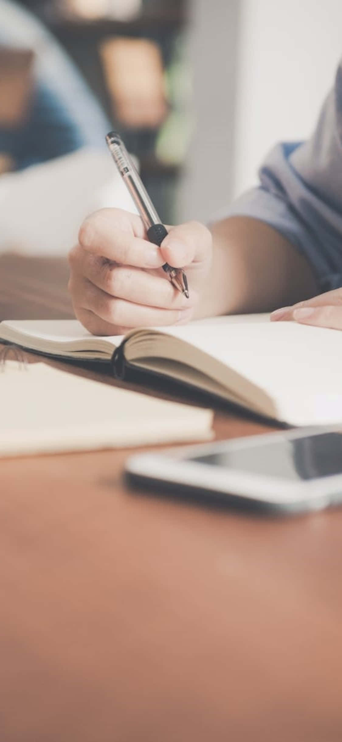 Fondo de escritorio para iPhone X: persona escribiendo en un cuaderno Fondos de pantalla