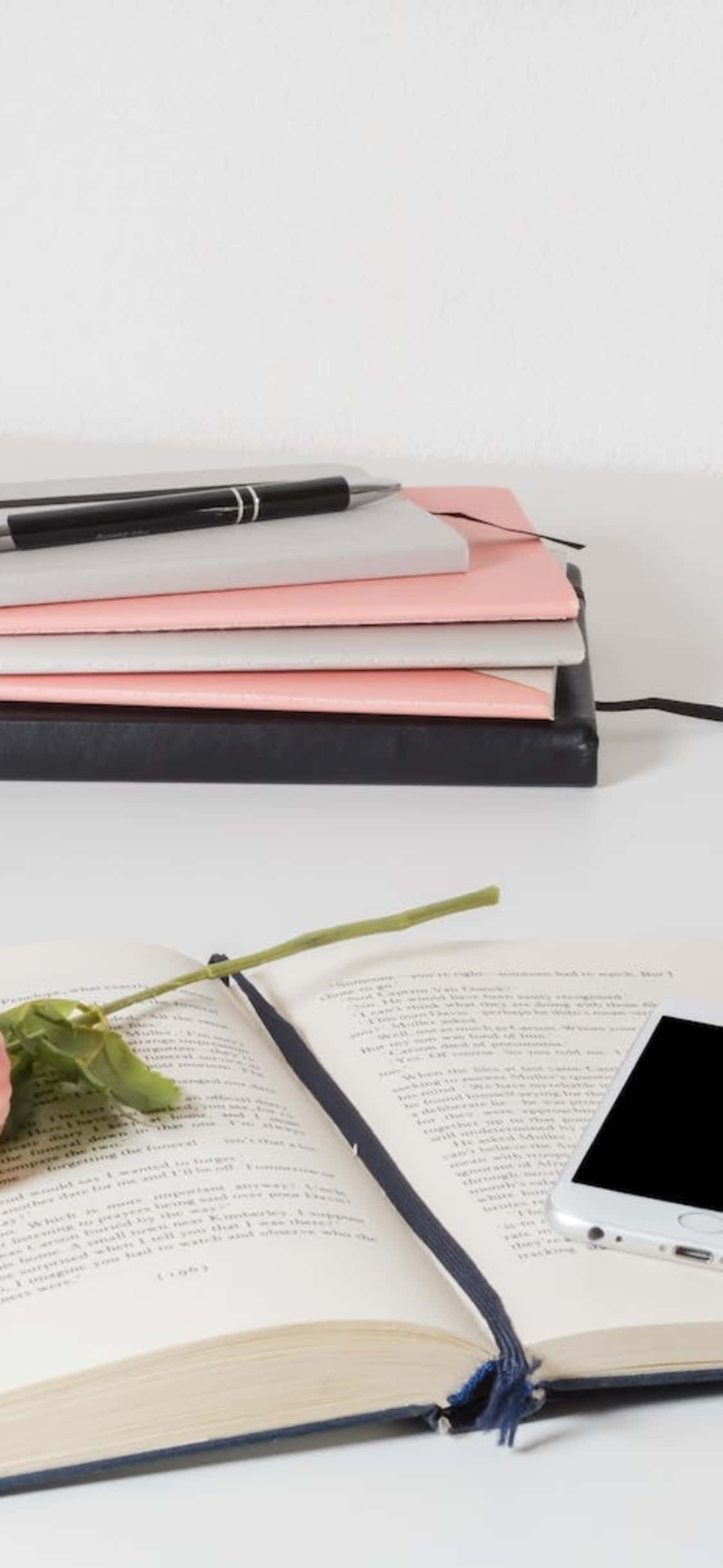 Fondo de escritorio para iPhone X Pilas de papeles con una libreta abierta Fondos de pantalla