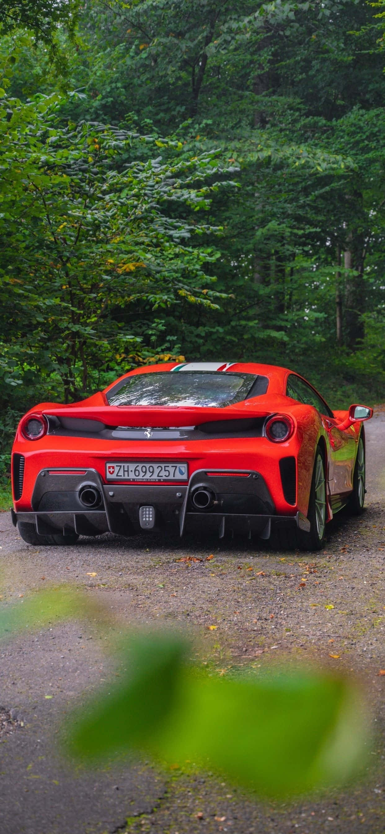 Fondo de Ferrari para iPhone Xs Max: Ferrari 488 Pista rojo estacionado Fondos de pantalla
