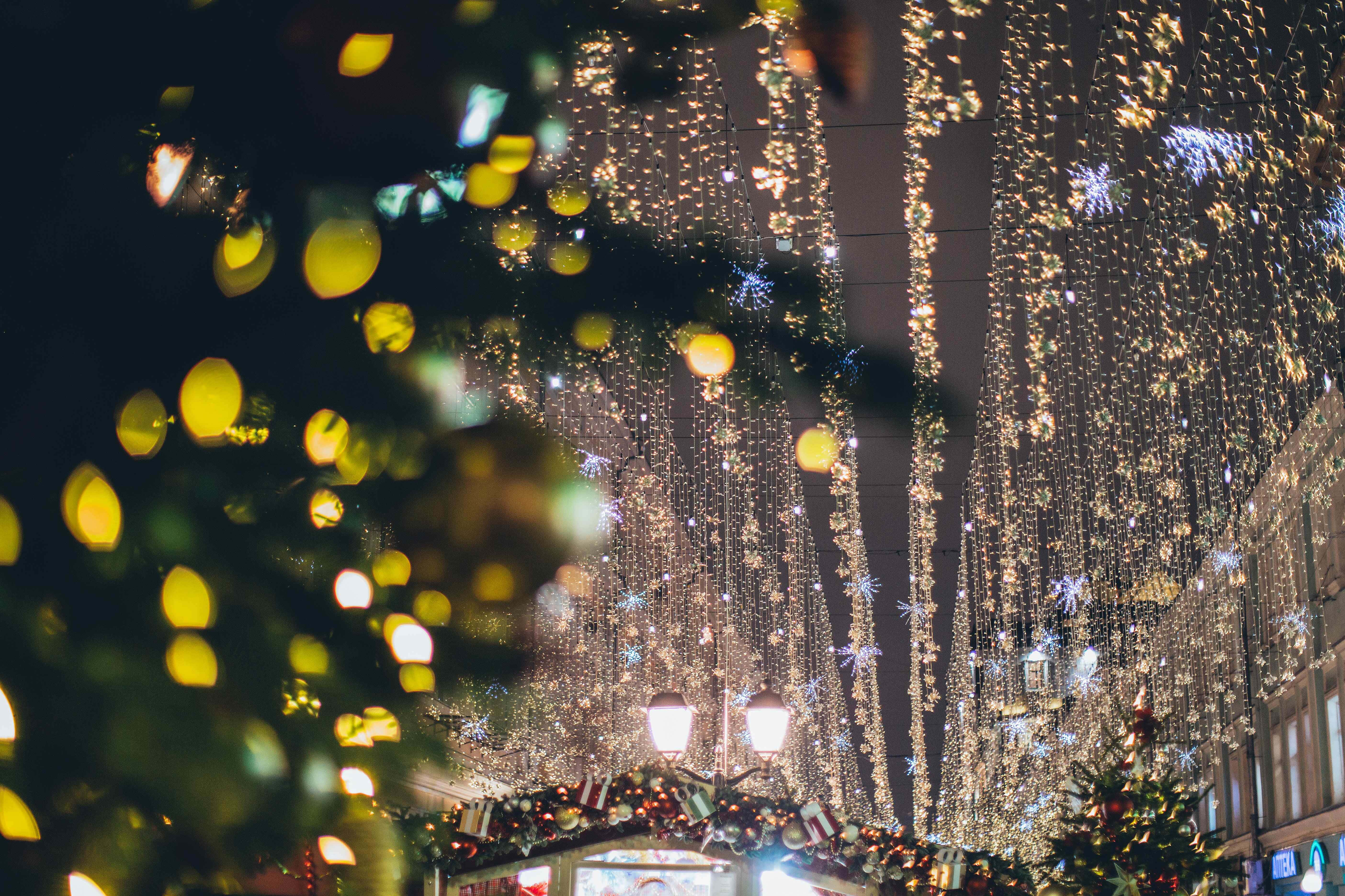 Fondo de foto navideño con luces en techo gris Fondos de pantalla