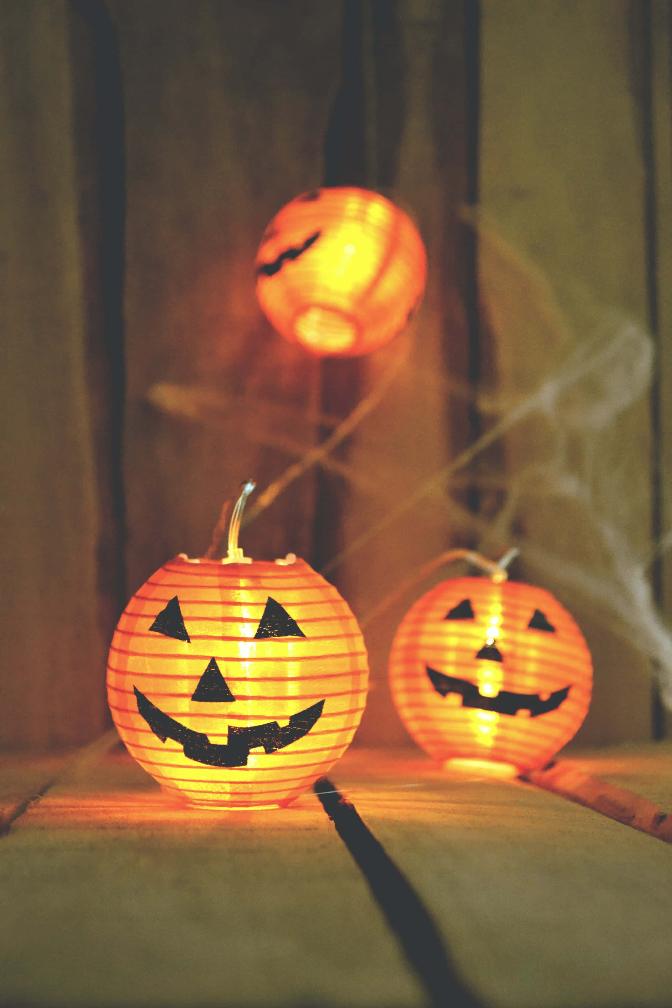 Fondo de Halloween de Alta Resolución con Tres Calabazas Fondos de pantalla