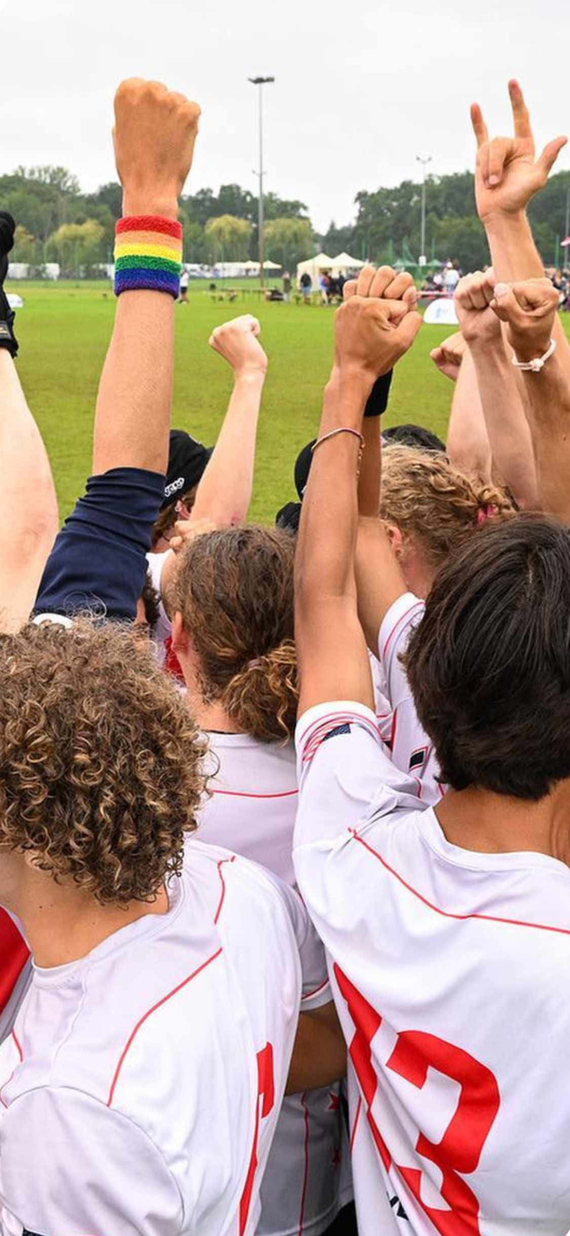 Fondo de Ultimate Frisbee para iPhone X: Puños en Alto Fondos de pantalla