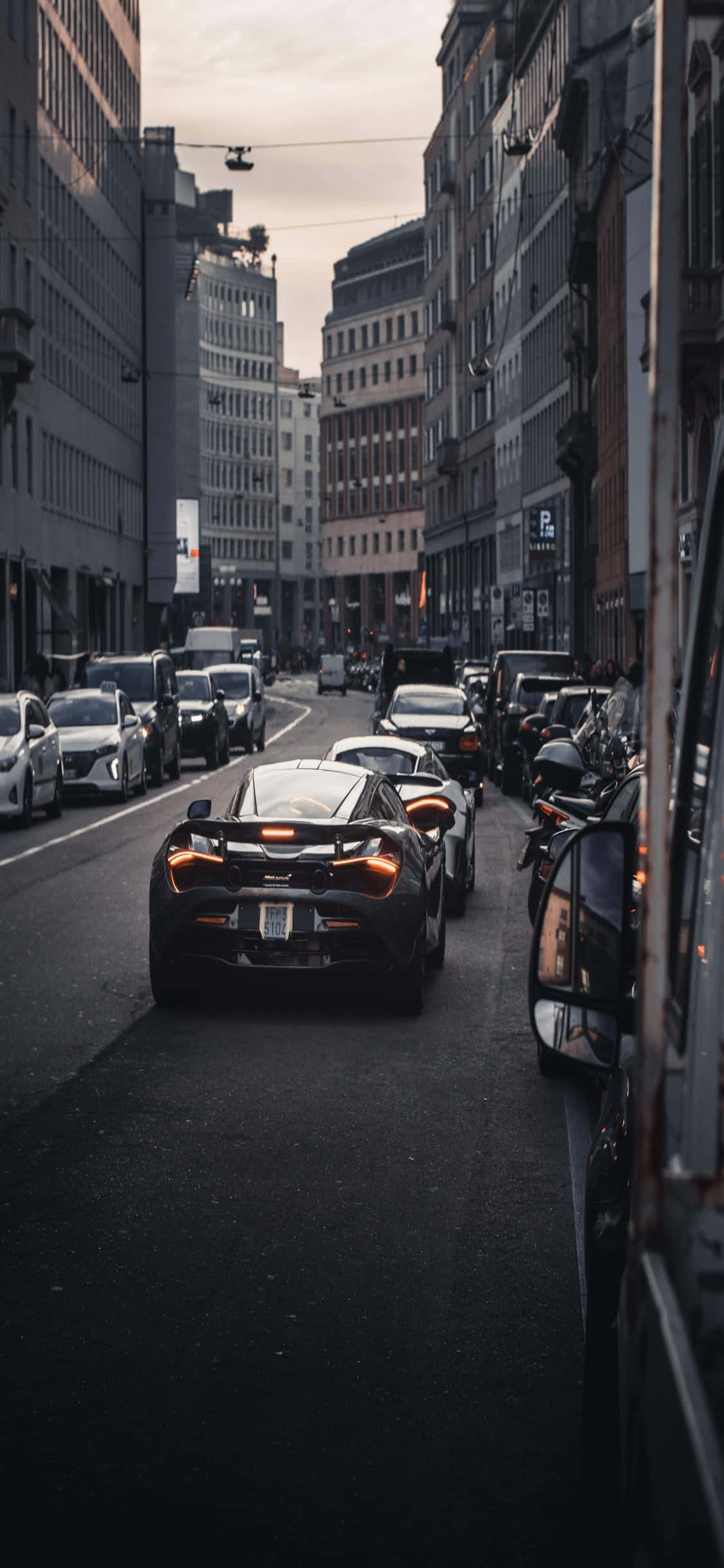 Fondo de iPhone X Mclaren 720s Vista Urbana Fondos de pantalla