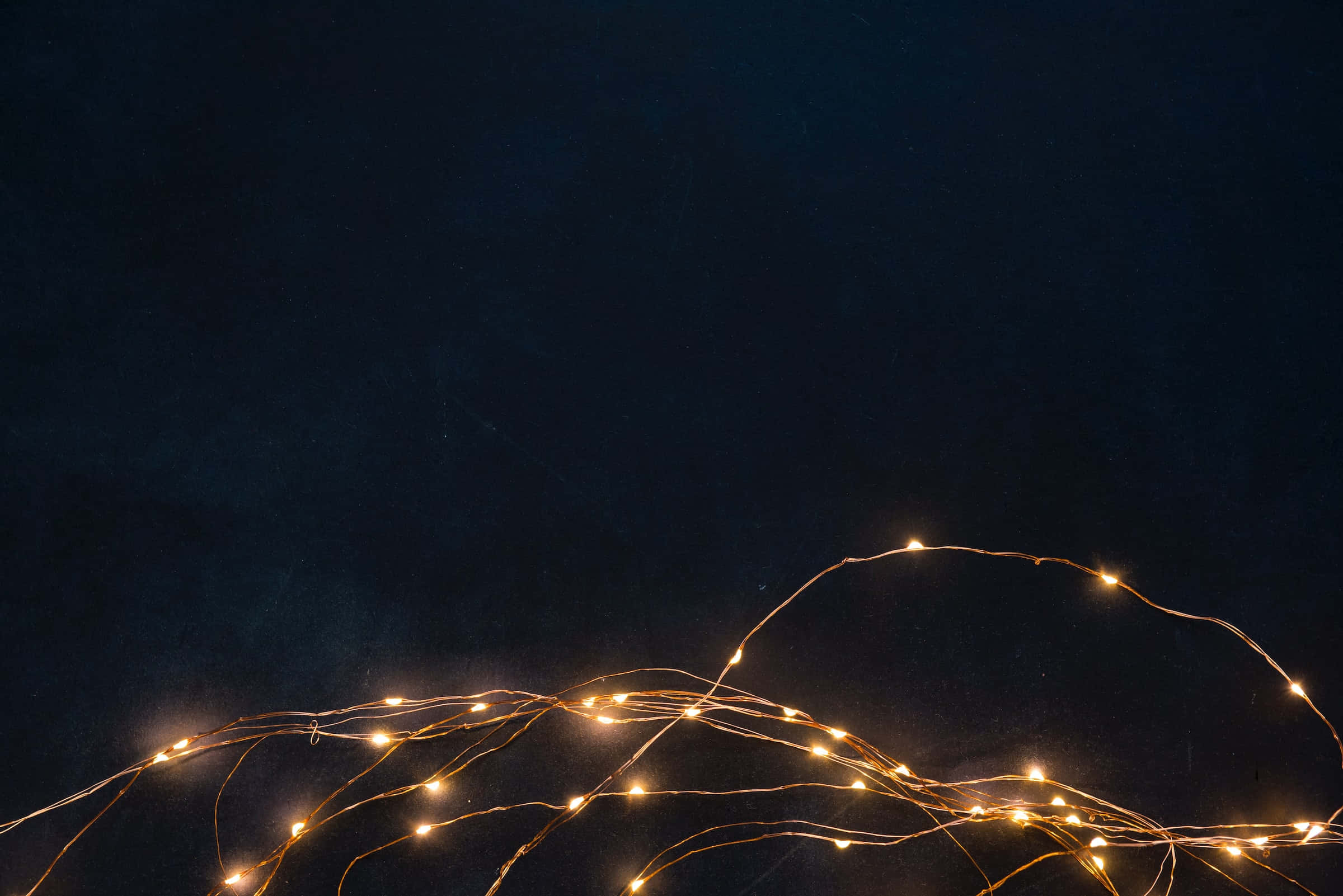 Fondo de Luces Navideñas con Destellos Dorados Fondos de pantalla