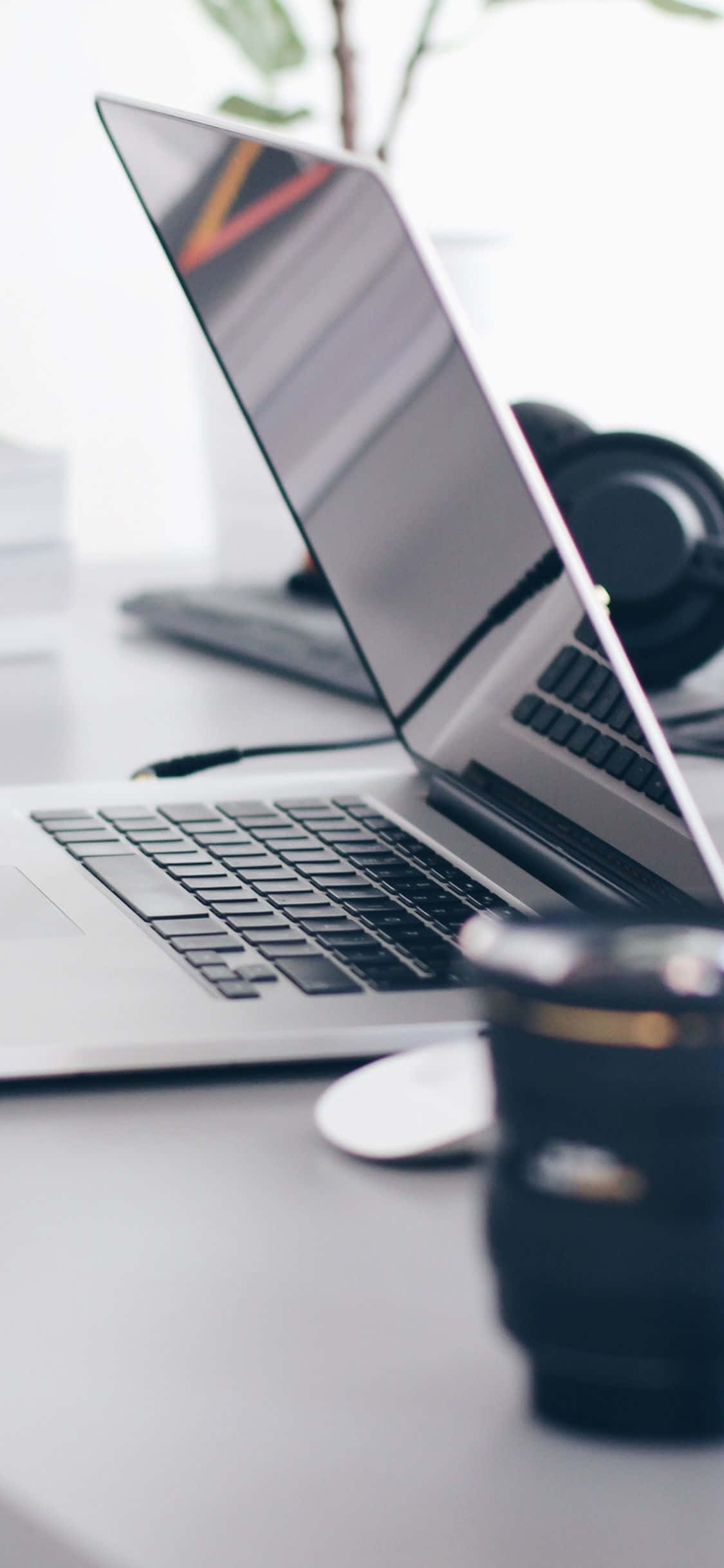 Fondo de oficina con laptop para iPhone XS Fondos de pantalla