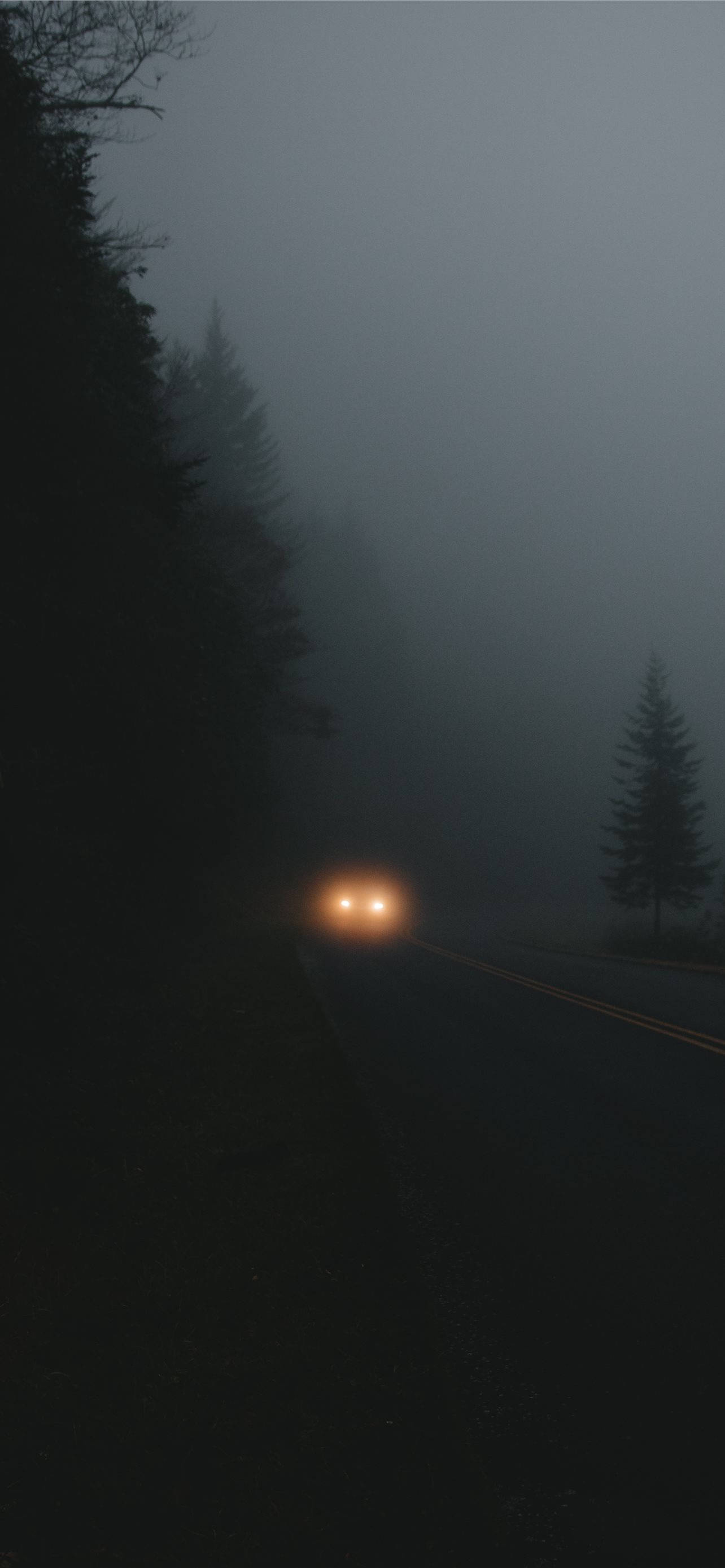 Fondo de pantalla: Carretera iluminada en la oscuridad para iPhone Fondos de pantalla