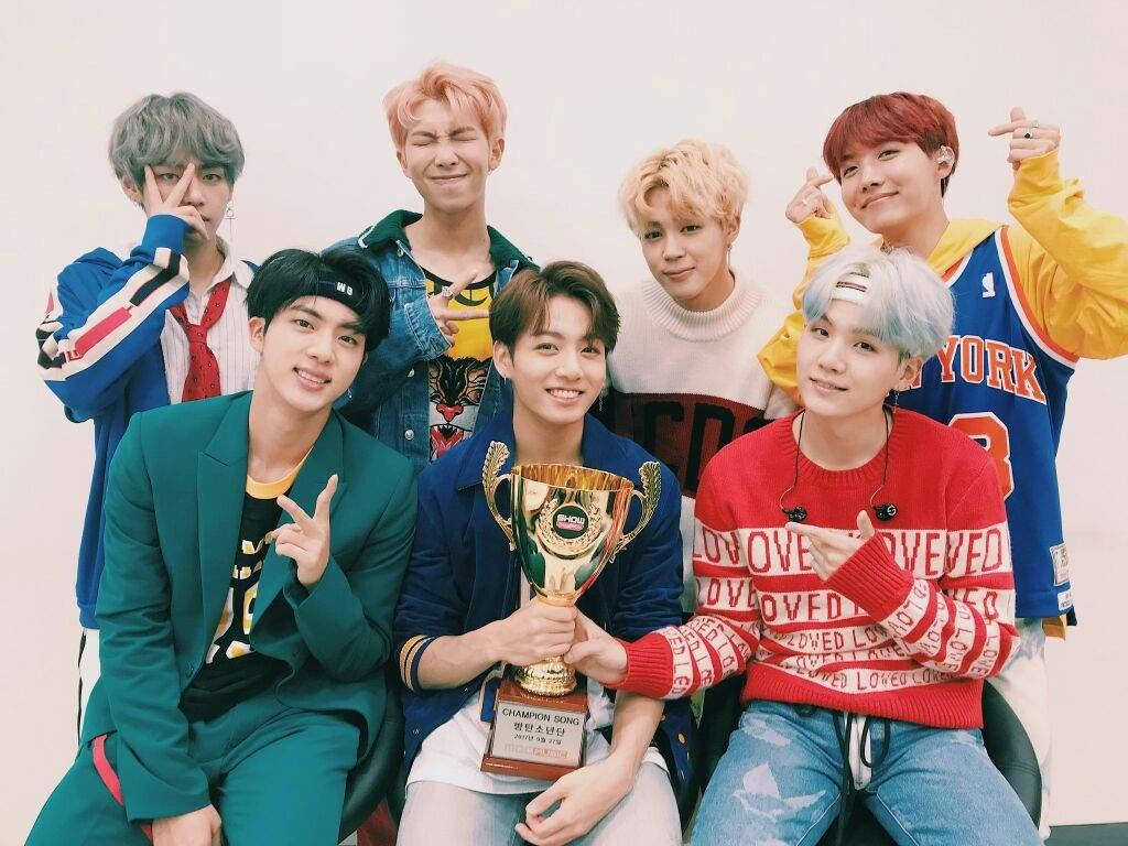 Fondo de pantalla de BTS con trofeo Fondos de pantalla