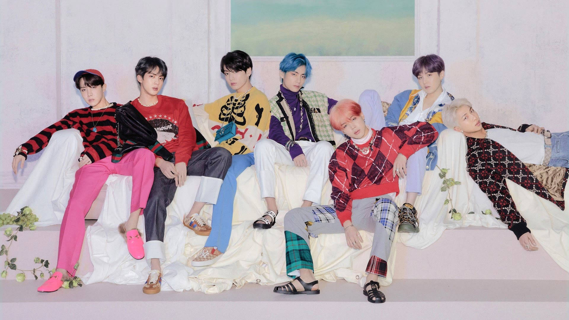 Fondo de Pantalla para Escritorio de BTS en Sofá Blanco Fondos de pantalla
