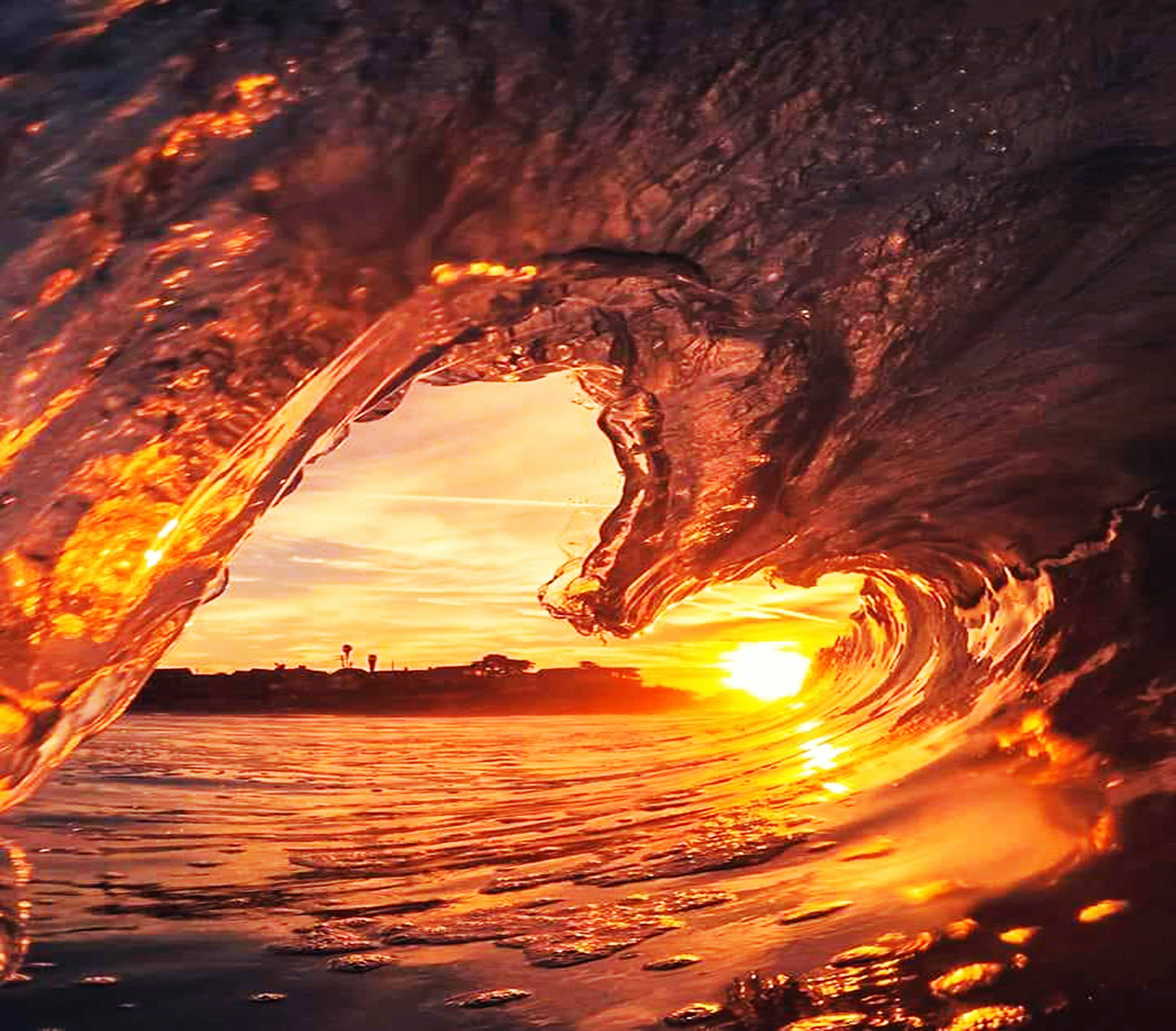 Fondo de pantalla de atardecer con olas en forma de corazón Fondos de pantalla