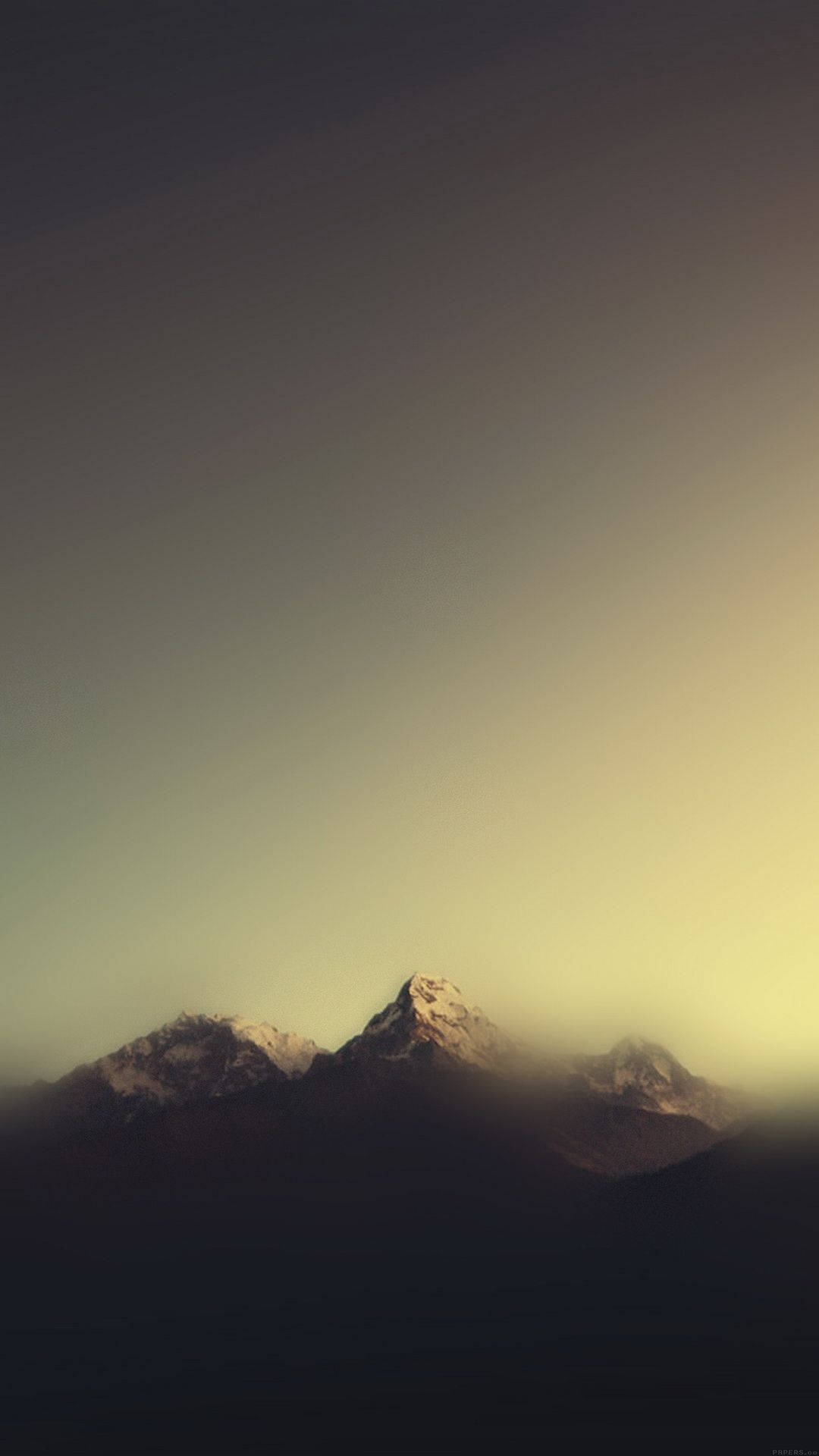 Fondo de pantalla estético de montaña brumosa para iPhone 11 Fondos de pantalla