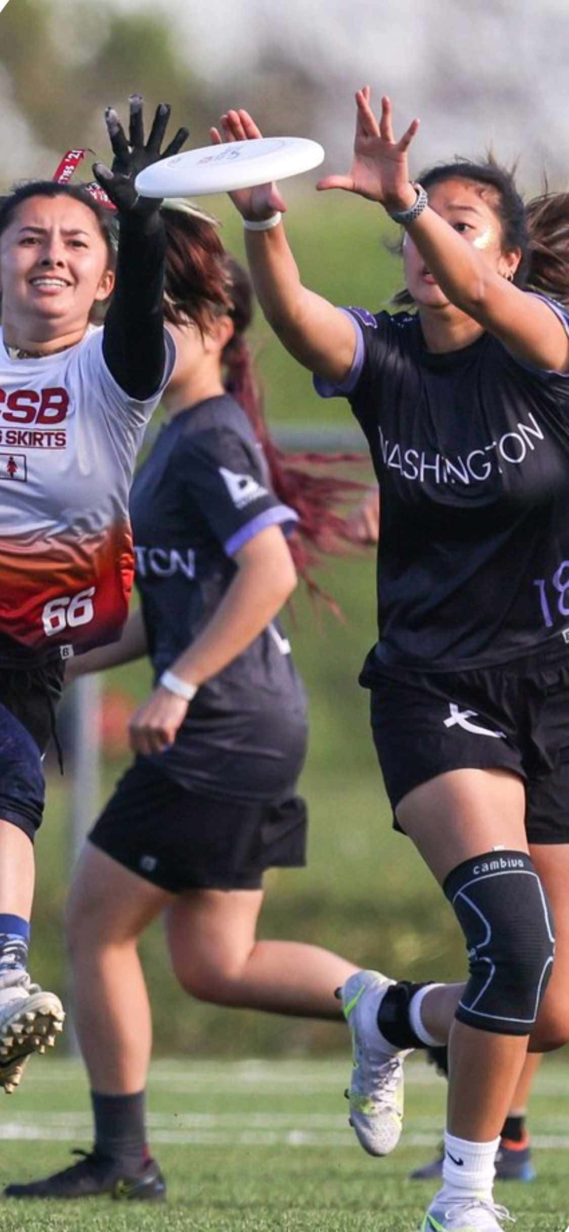 Fondo de ultimate frisbee para iPhone X con jugadoras Fondos de pantalla