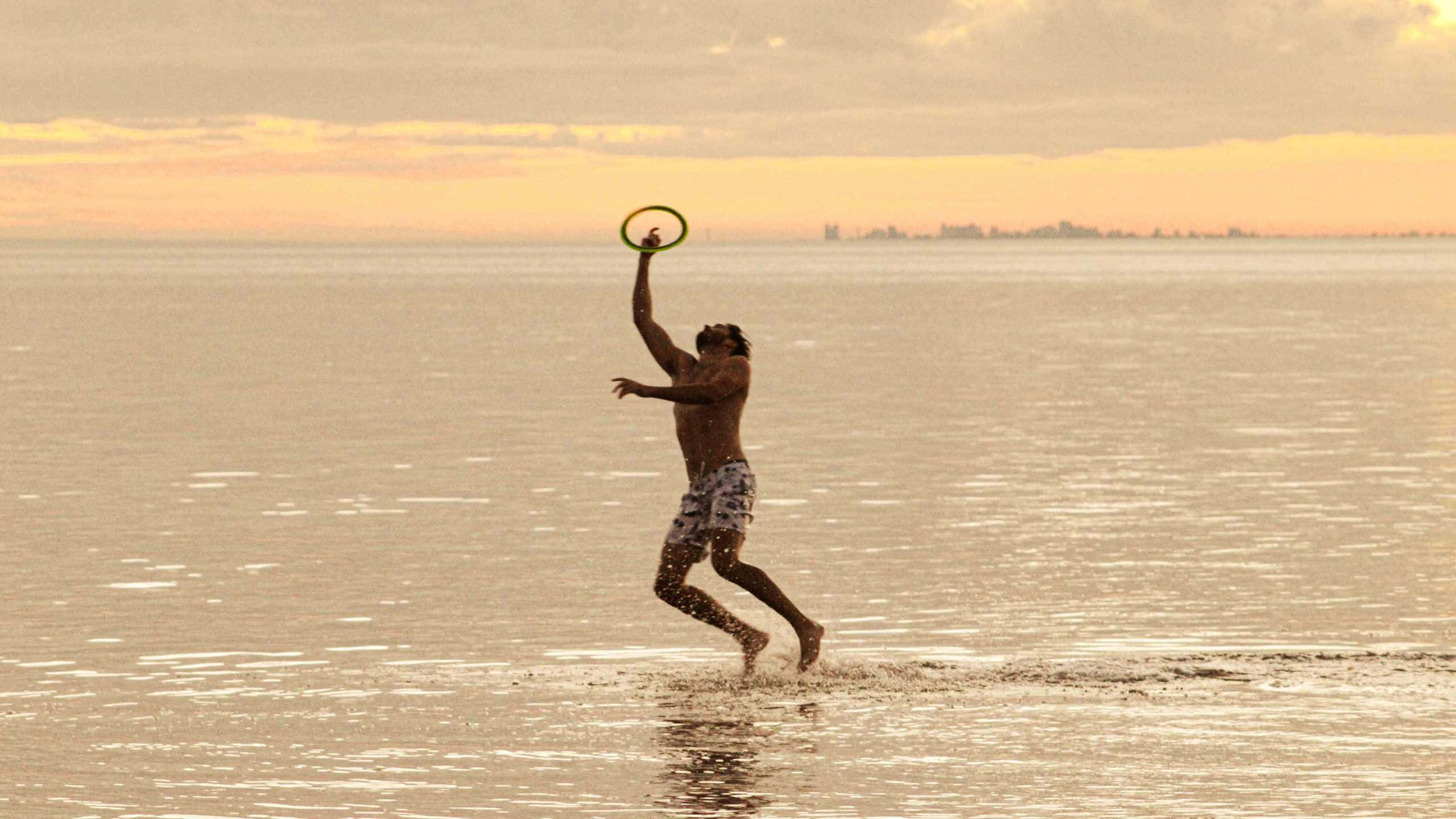 Fondo Deportivo de Frisbee en la Playa 1440p Fondos de pantalla