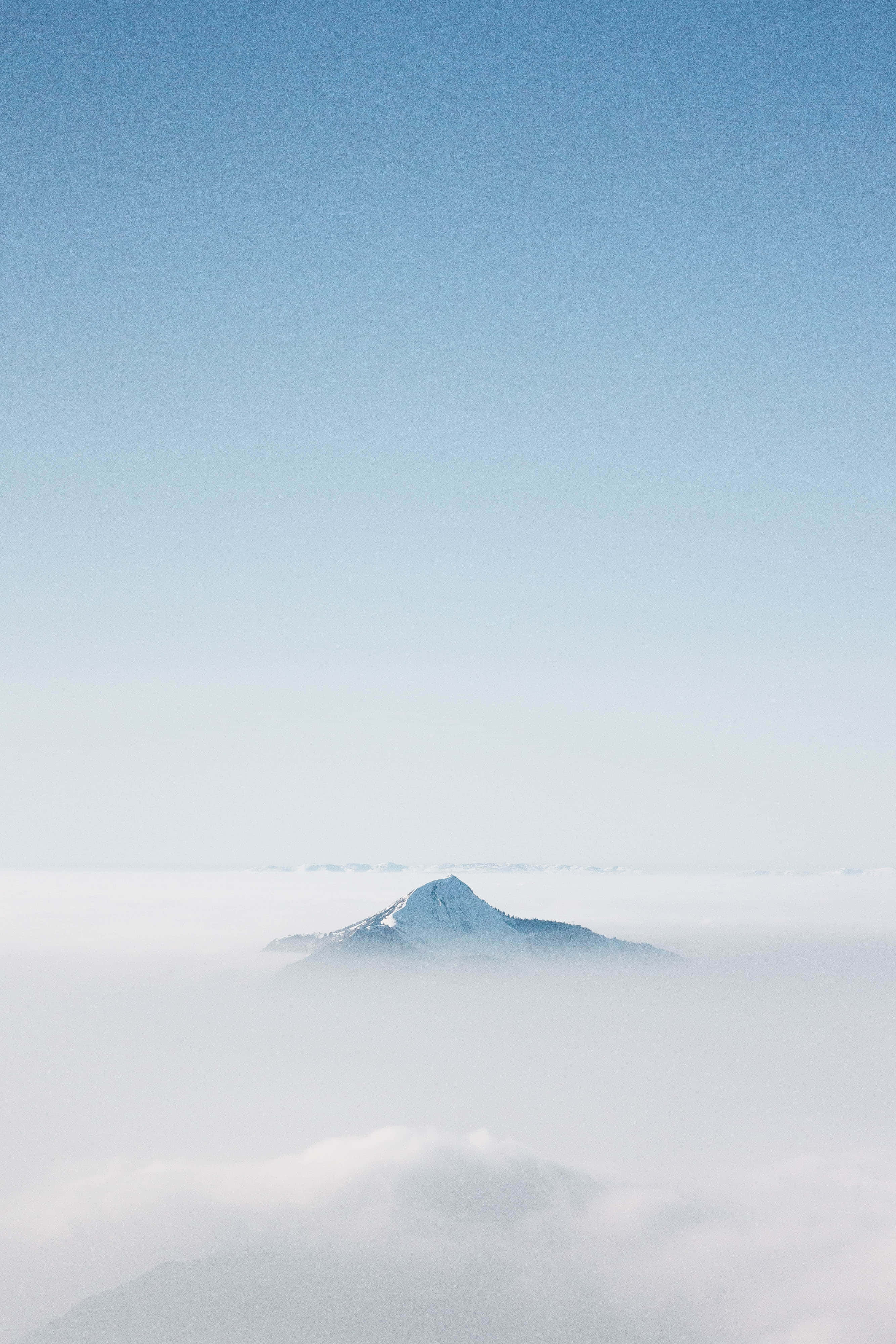 Fondo estético azul de montaña entre las nubes Fondos de pantalla