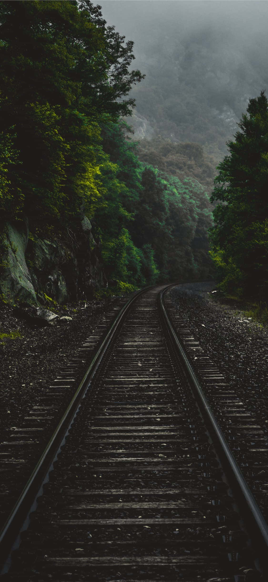 Fondo exterior de vía de tren de madera oscura Fondos de pantalla