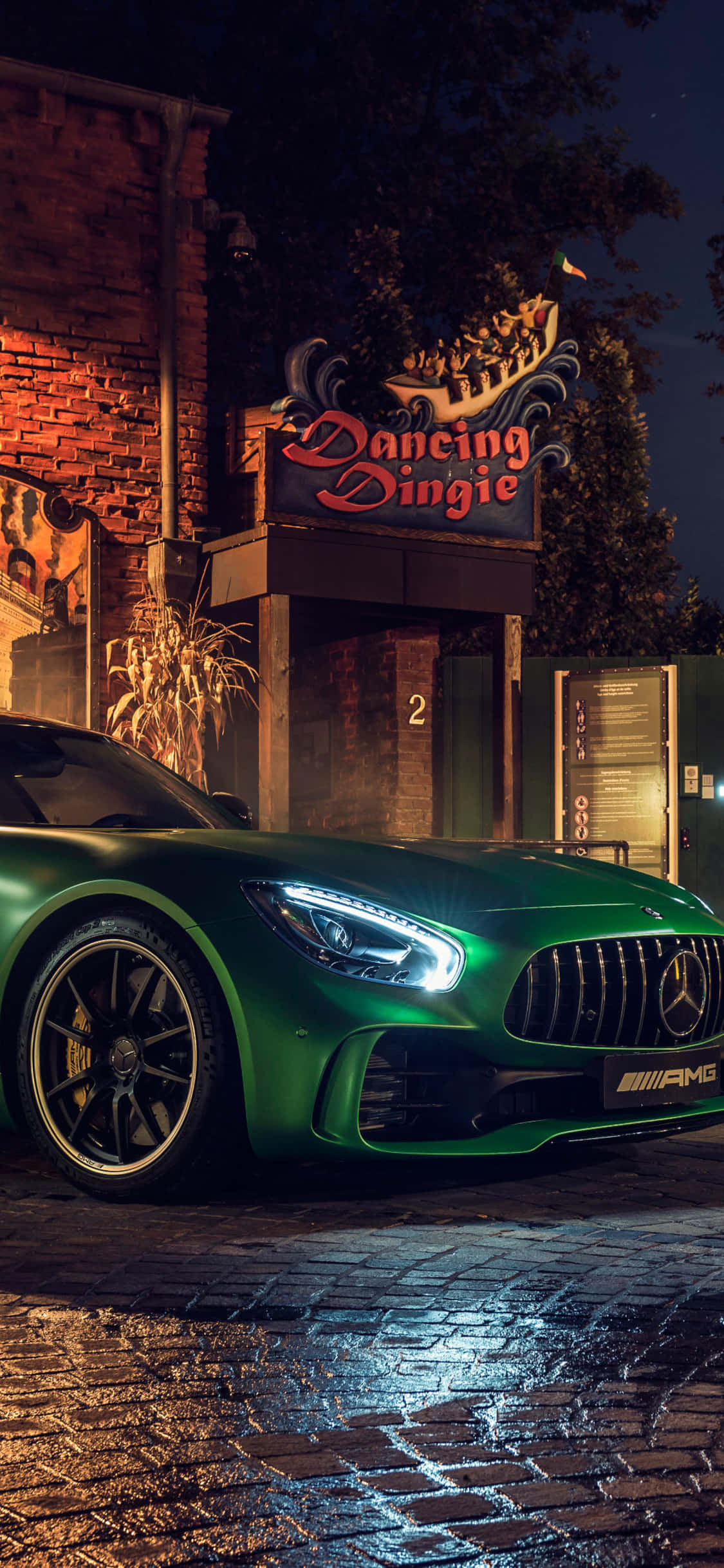Fondo de iPhone X con AMG GT-R y AMG GT verde Fondos de pantalla