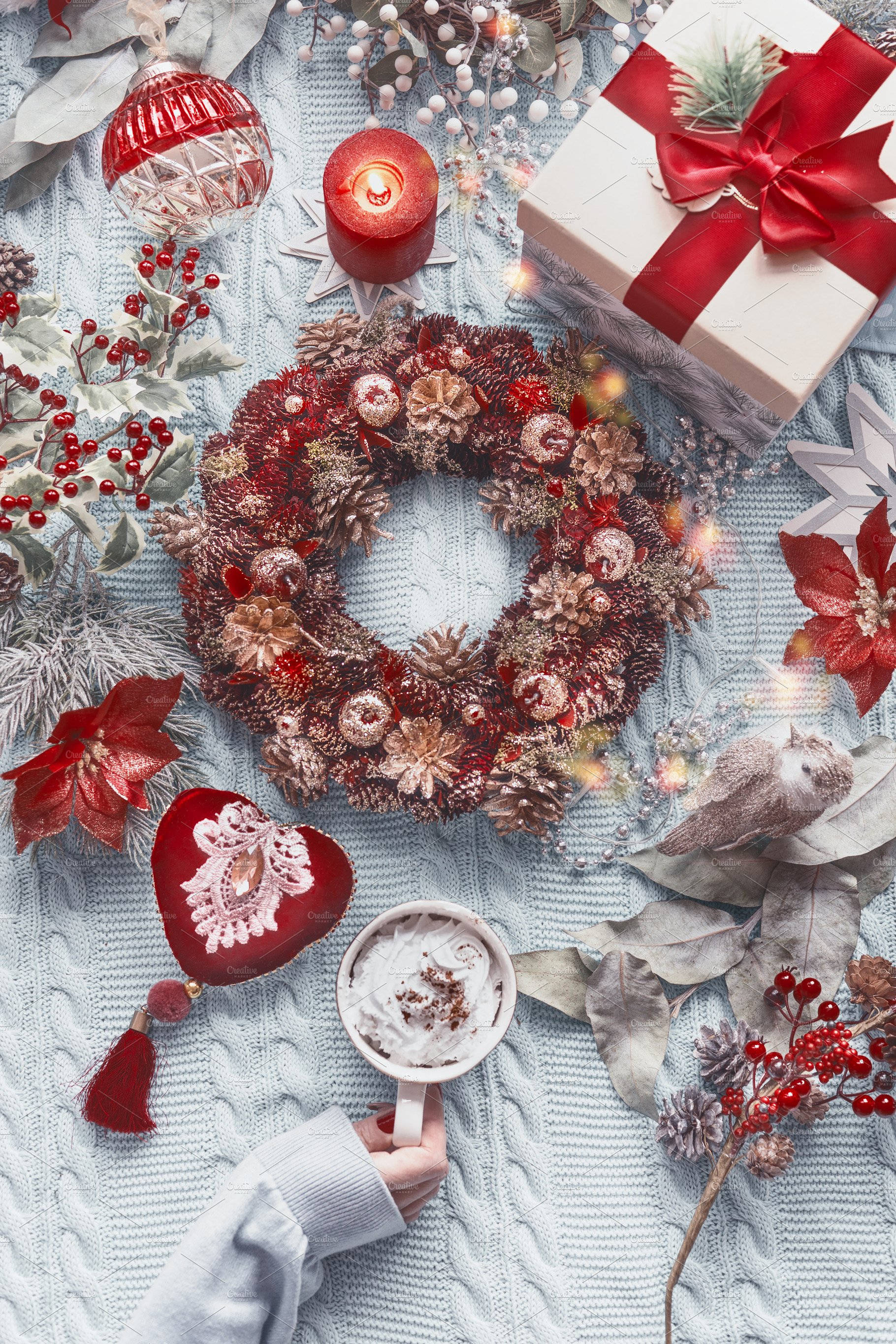 Fondo navideño acogedor con corona roja Fondos de pantalla