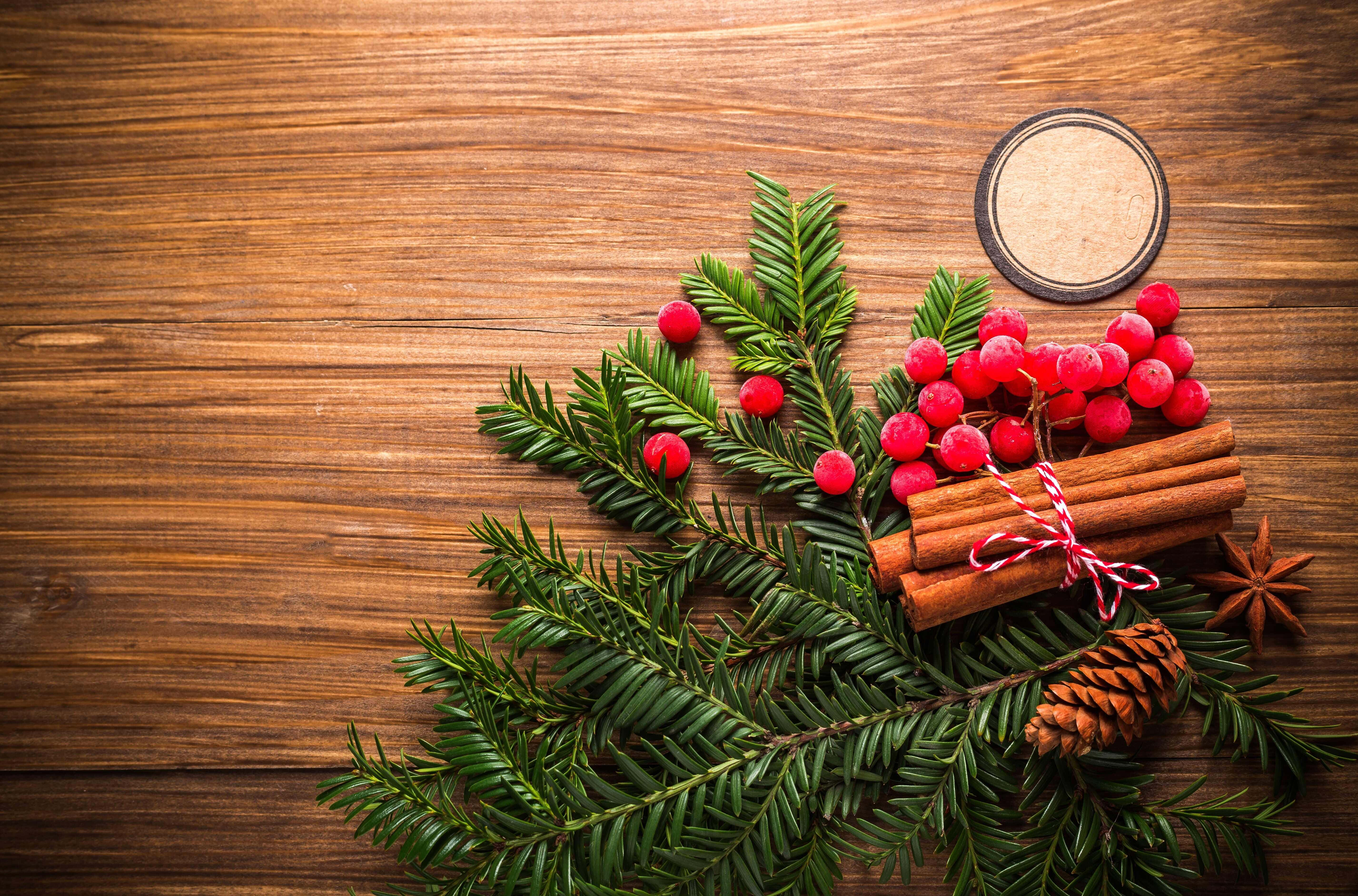 Fondo Navideño de Foto con Hojas de Pino en Mesa Fondos de pantalla