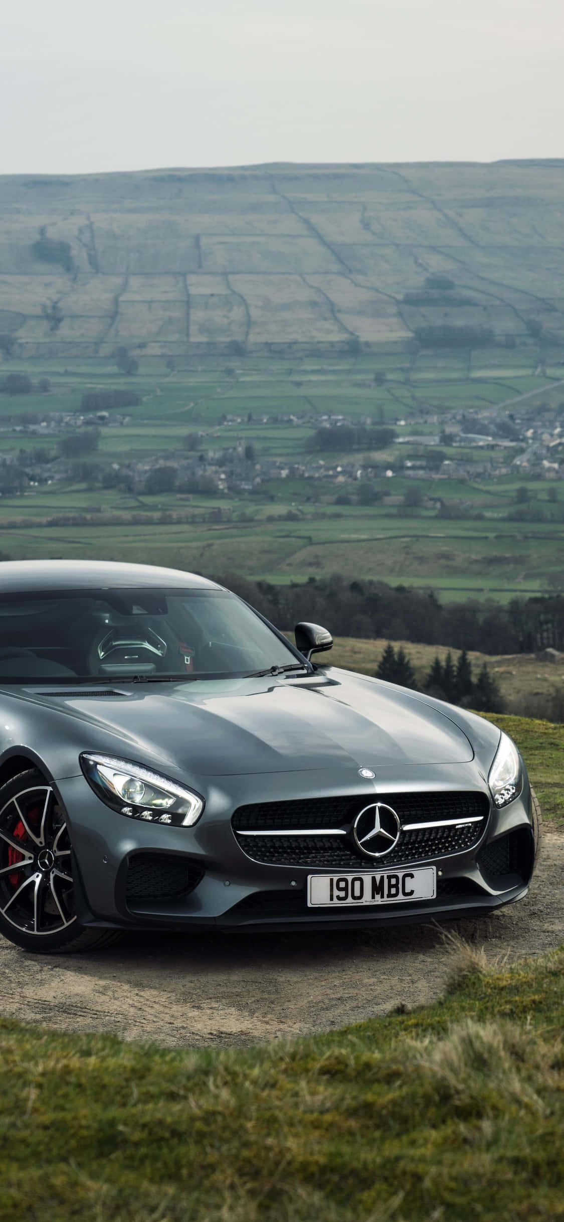 Fondo Negro de iPhone Xs Mercedes Amg en Montaña Fondos de pantalla