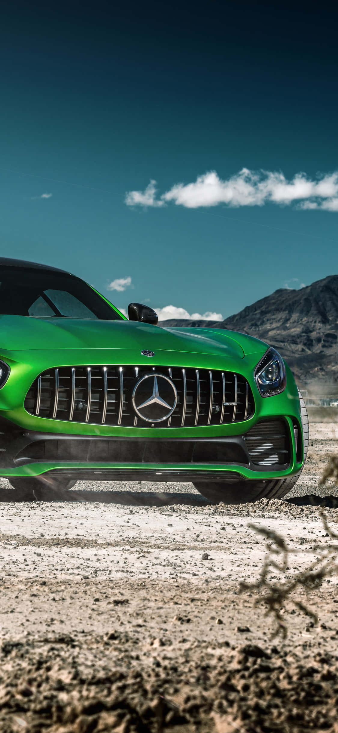 Fondo verde de iPhone Xs Mercedes Amg cerca de montañas Fondos de pantalla