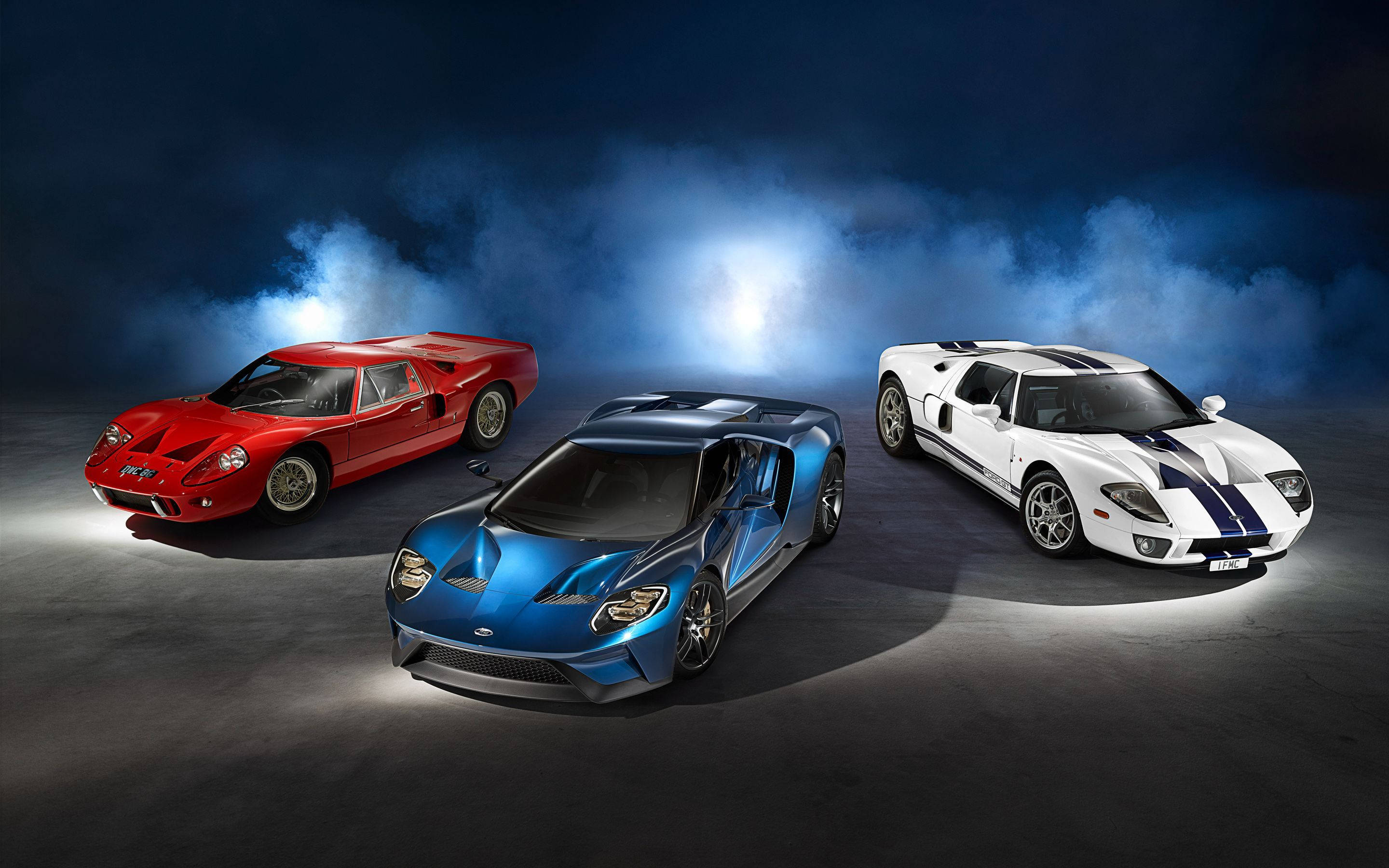 Ford GT rojo, azul y blanco