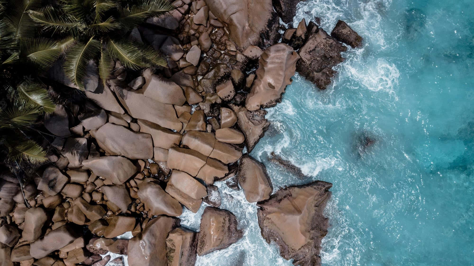 Formaciones rocosas aéreas en la playa con olas Fondos de pantalla