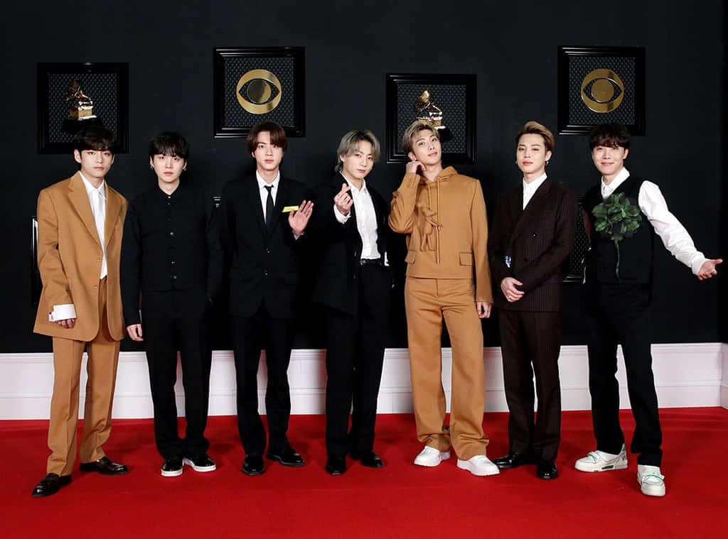Foto de BTS con Trajes Louis Vuitton Fondos de pantalla