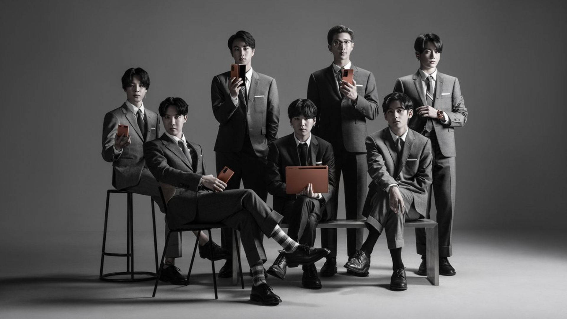Foto de escritorio de BTS con teléfonos y laptops Fondos de pantalla