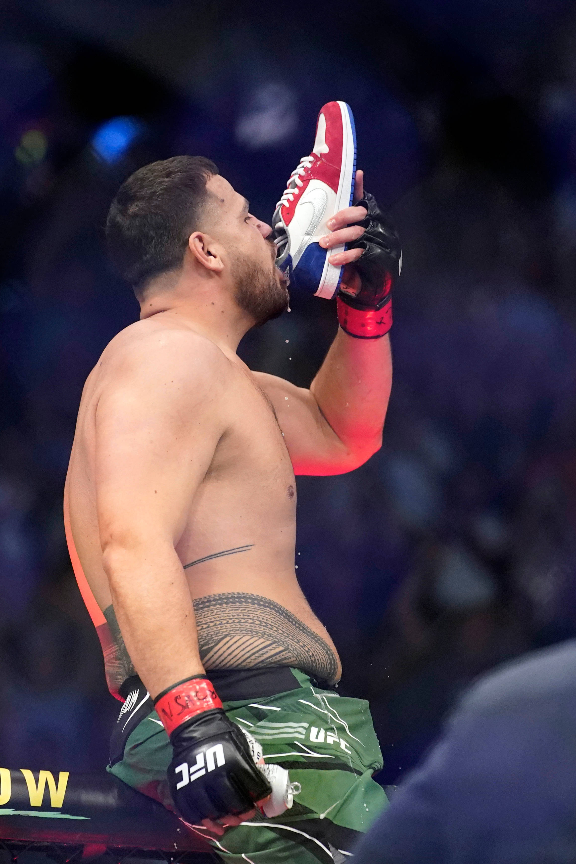 Foto de perfil de Tai Tuivasa bebiendo de un zapato Fondos de pantalla