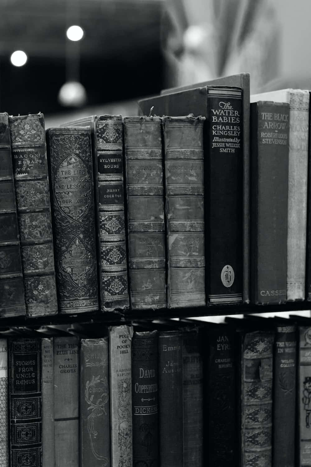 foto en blanco y negro de libros en un estante Fondos de pantalla