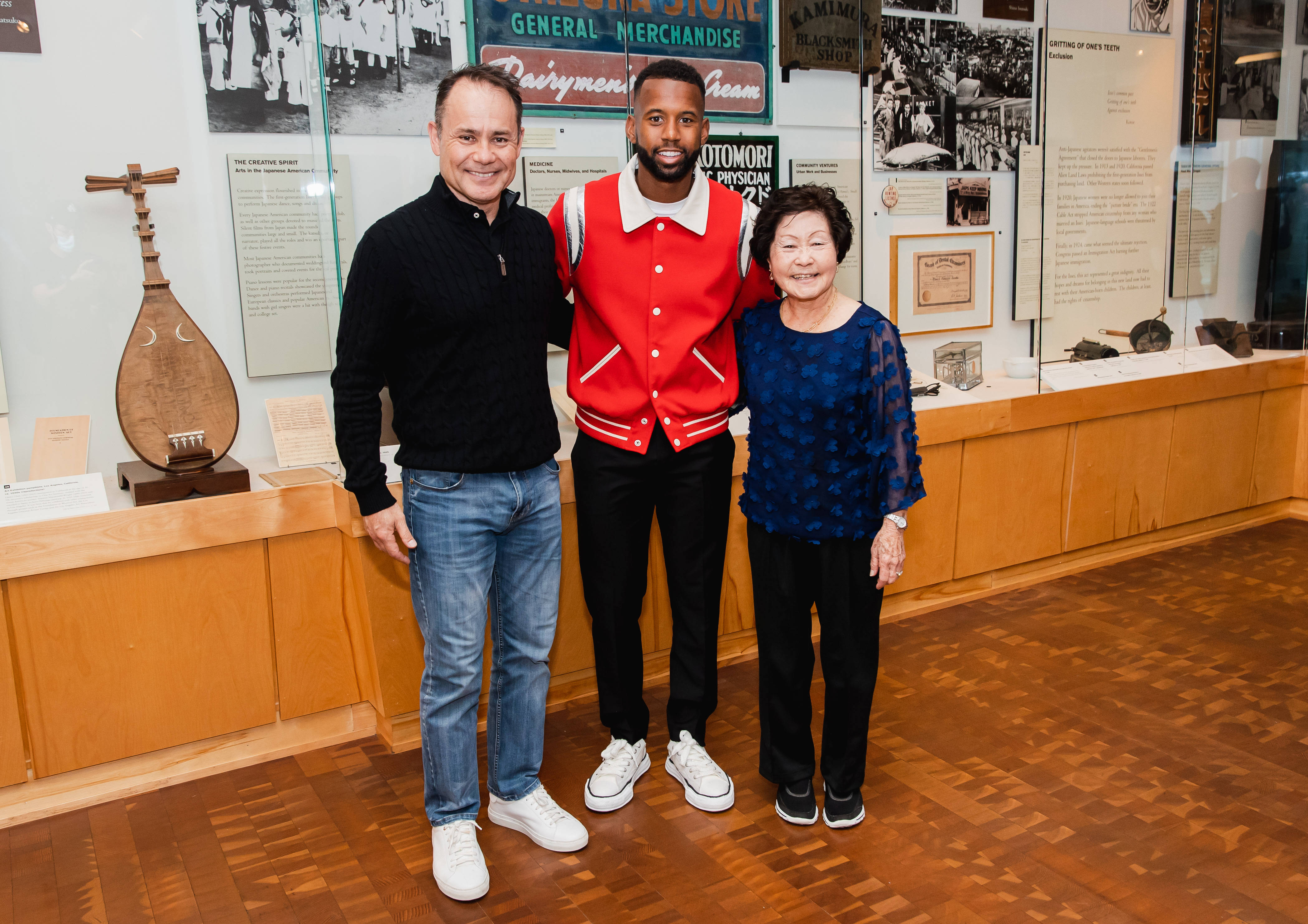 Foto familiar de Kellyn Acosta en Little Tokyo Fondos de pantalla