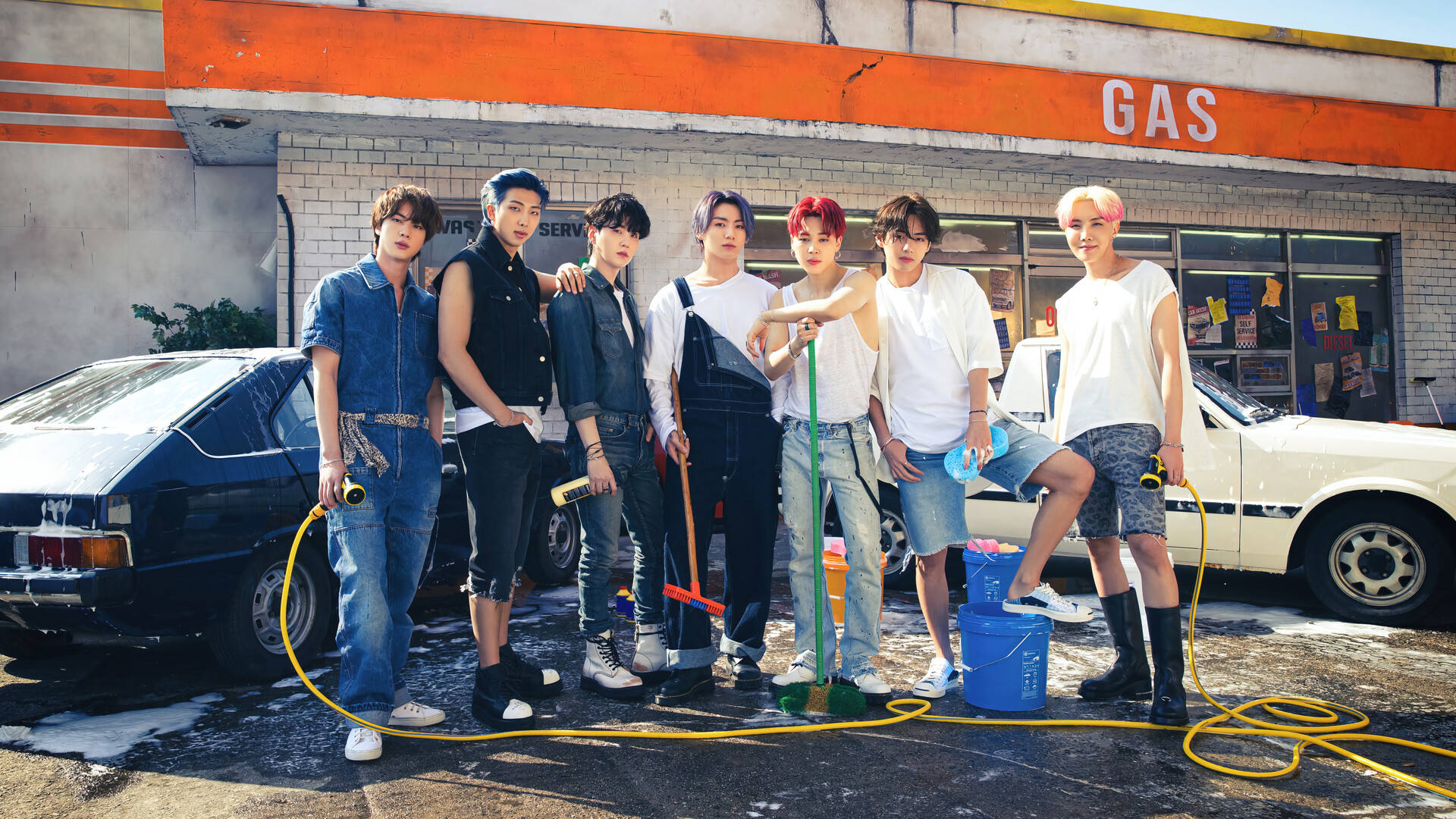 Foto grupal de BTS en estación de lavado de autos Fondos de pantalla