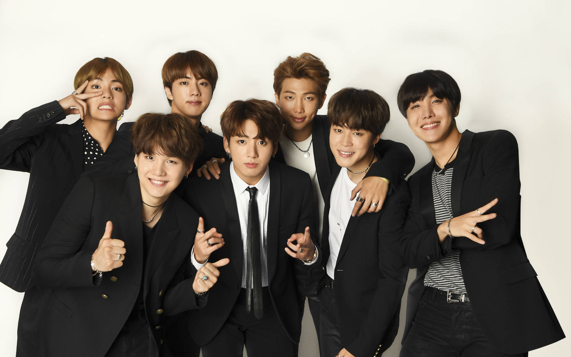 Fondo de pantalla de foto grupal de BTS en trajes negros