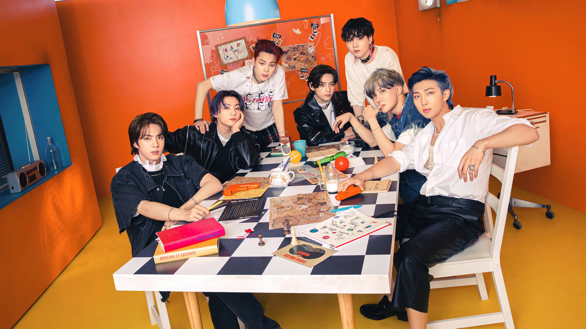 Foto grupal de BTS en la habitación naranja Fondos de pantalla