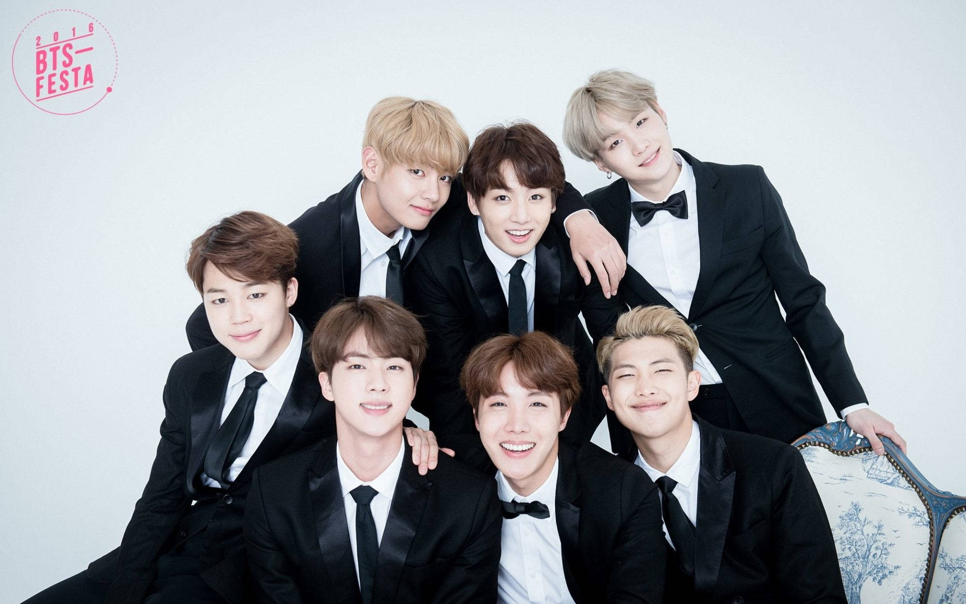 Foto grupal de BTS con elegantes trajes Fondos de pantalla