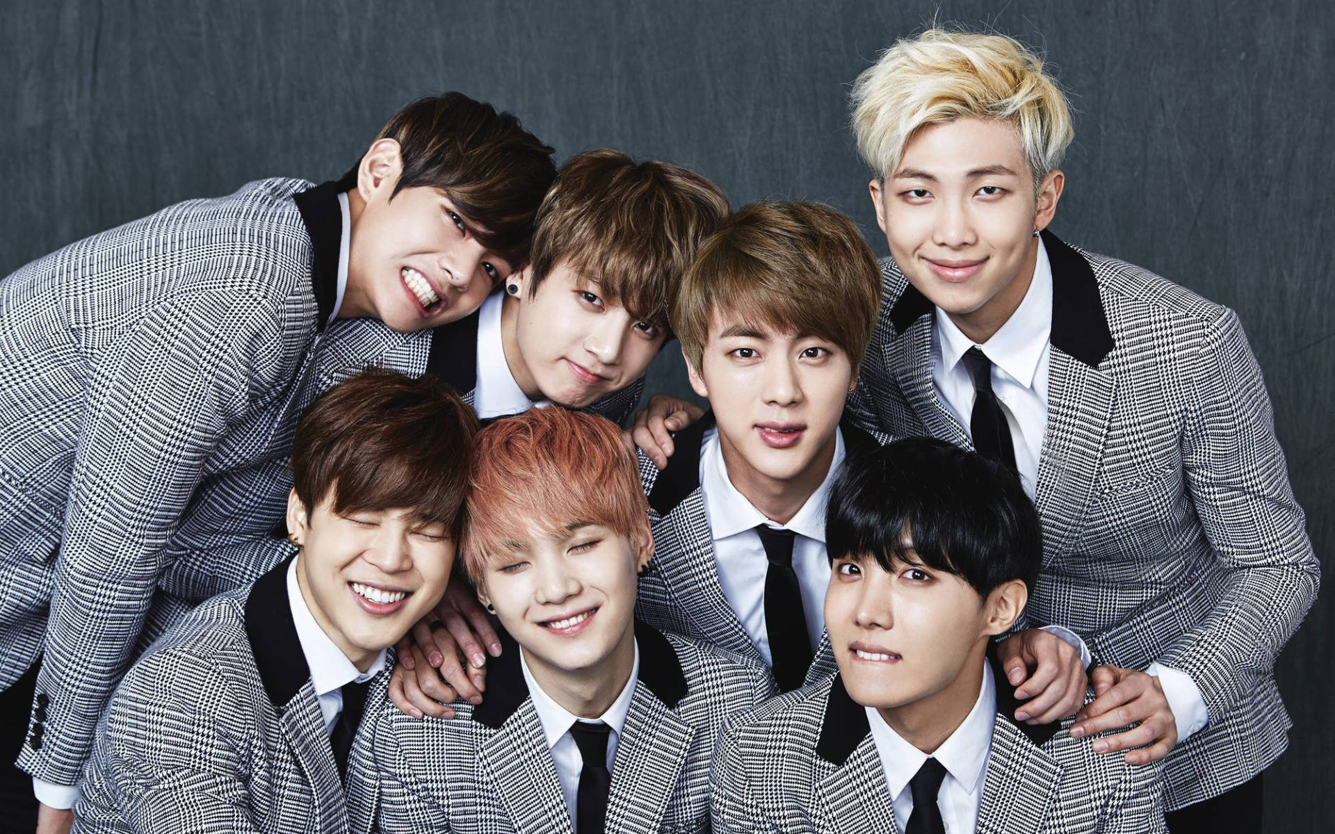 Fondo de pantalla de foto grupal de BTS en trajes grises