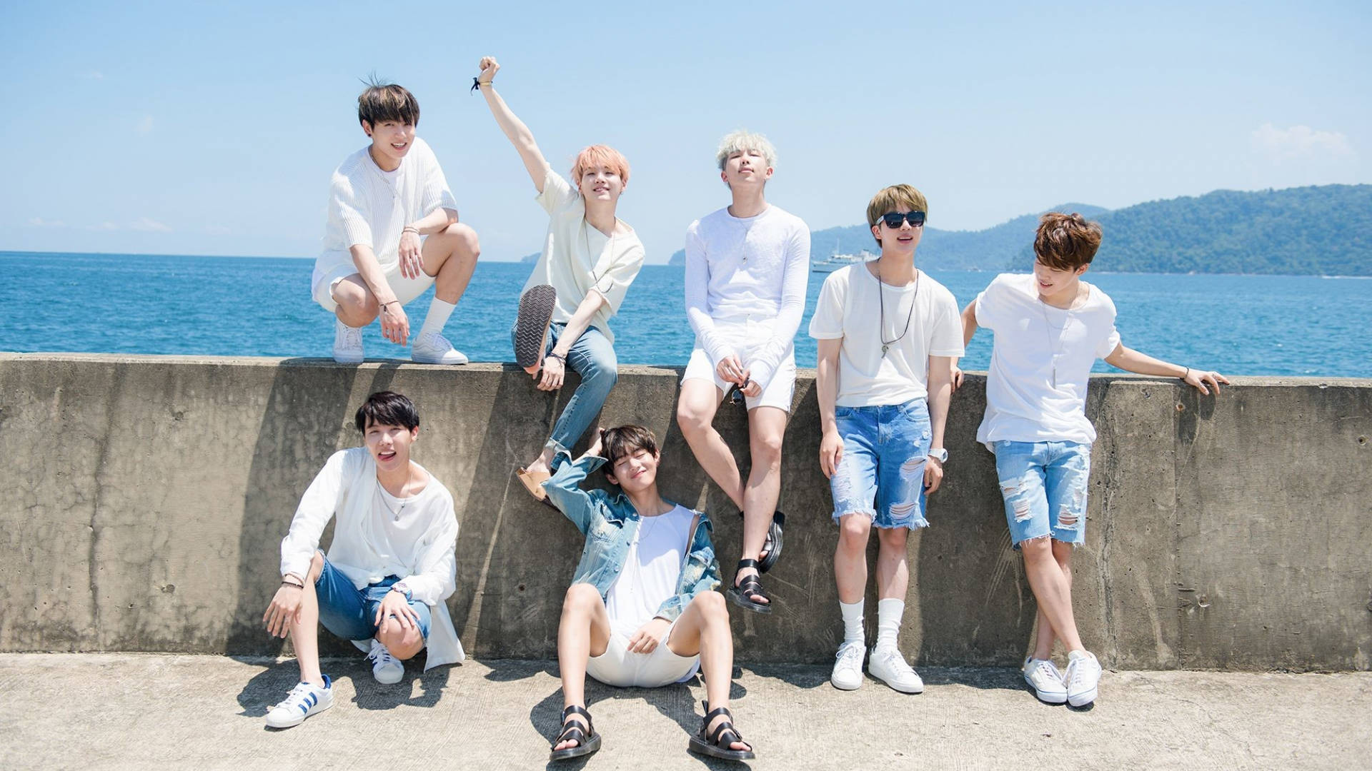 Fondo de pantalla de foto grupal de BTS cerca del océano