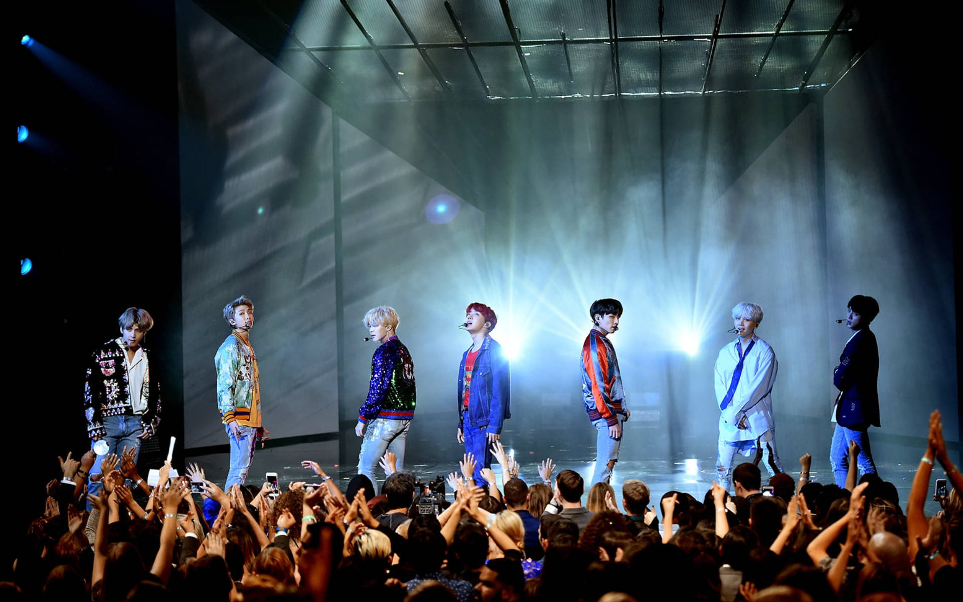 Foto grupal de BTS en el escenario Fondos de pantalla