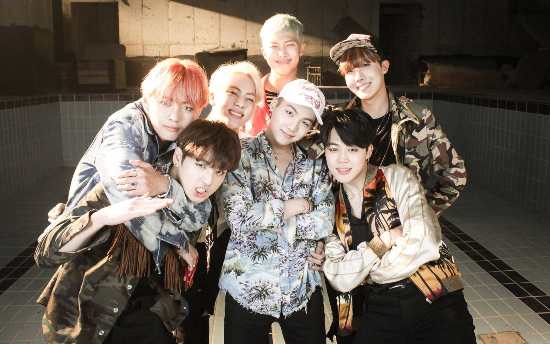 Foto grupal de BTS en el video de Fire Fondos de pantalla