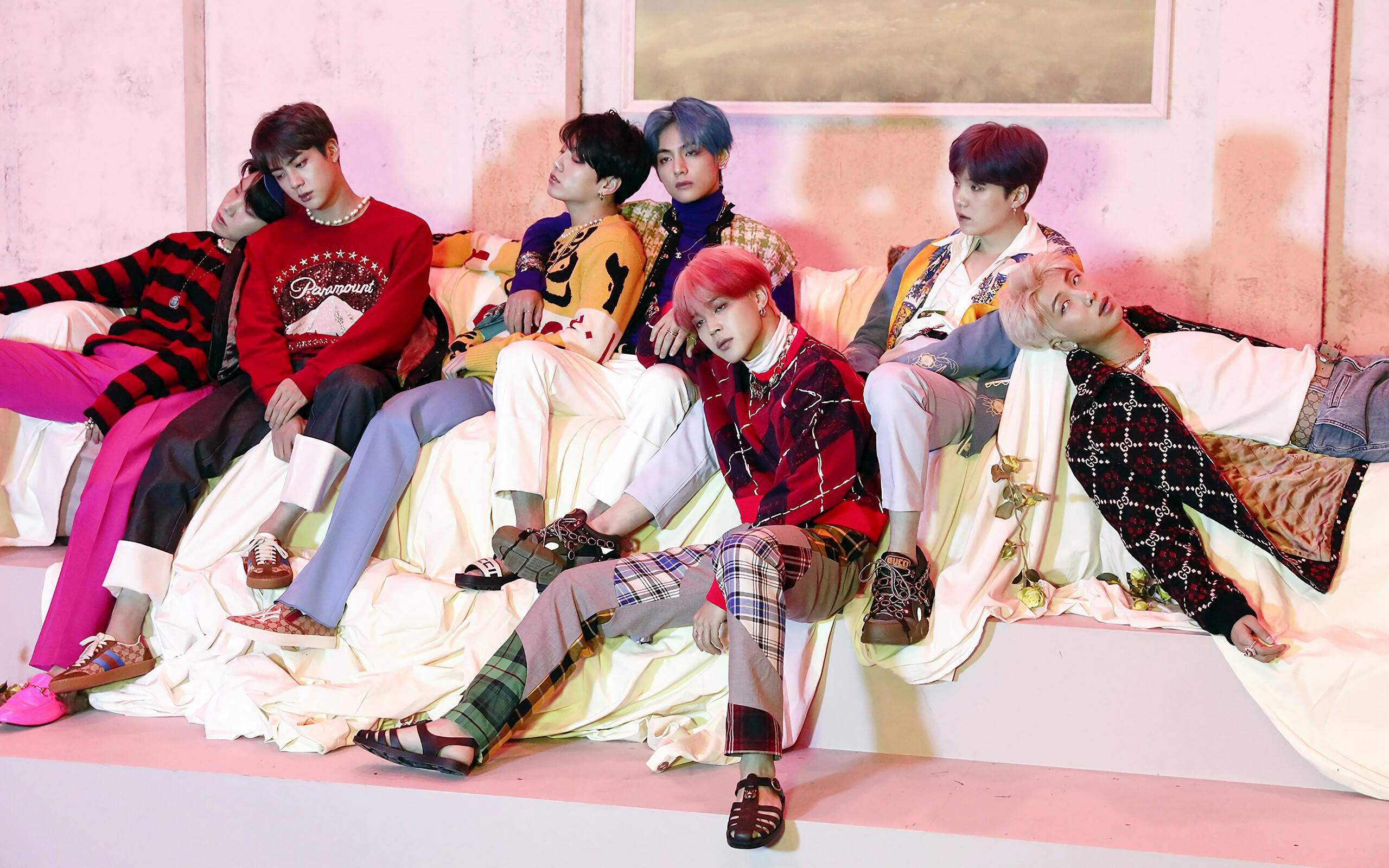 Foto grupal de BTS en la sala Fondos de pantalla