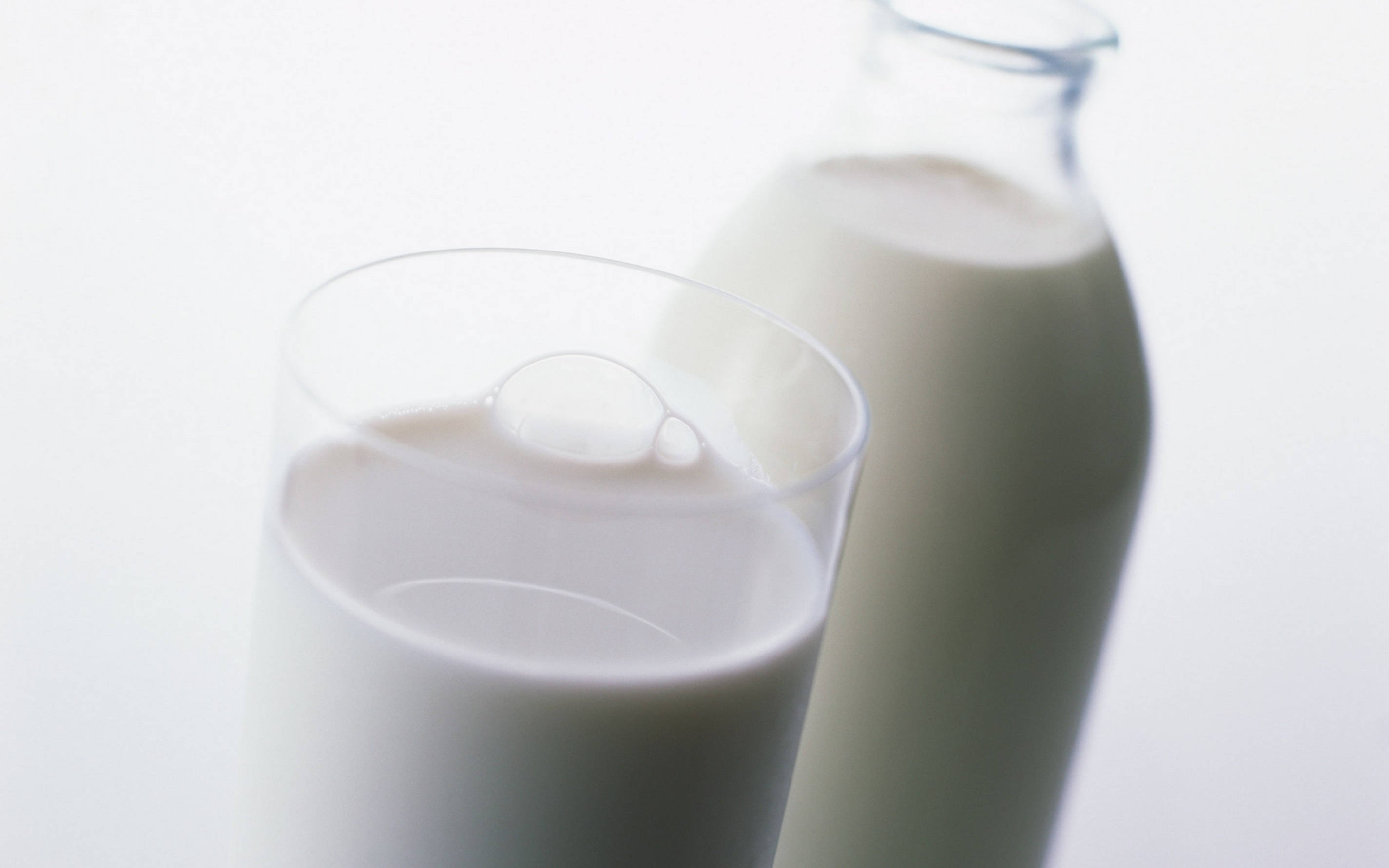 Fotografía de Vaso y Botella de Leche Blanca Fondos de pantalla