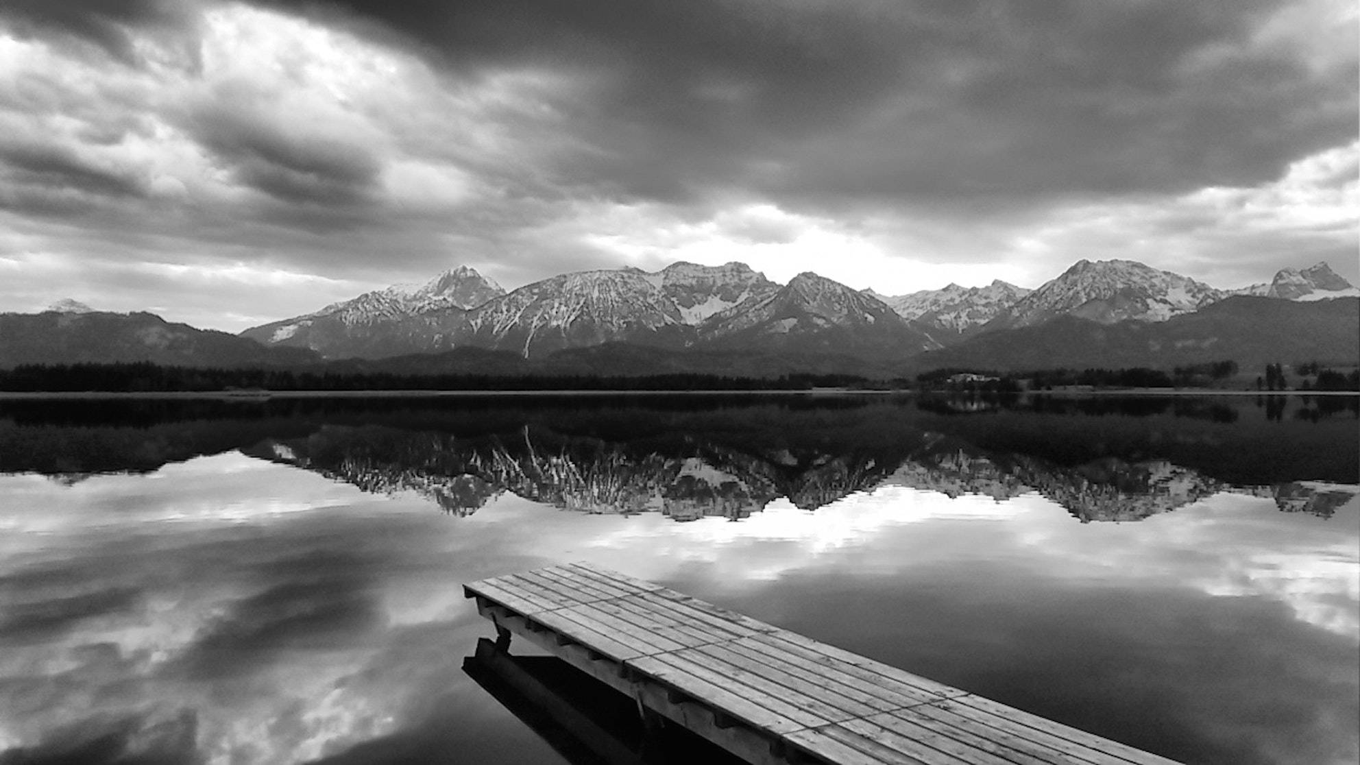 Fotografía en blanco y negro de lago y montaña Fondos de pantalla