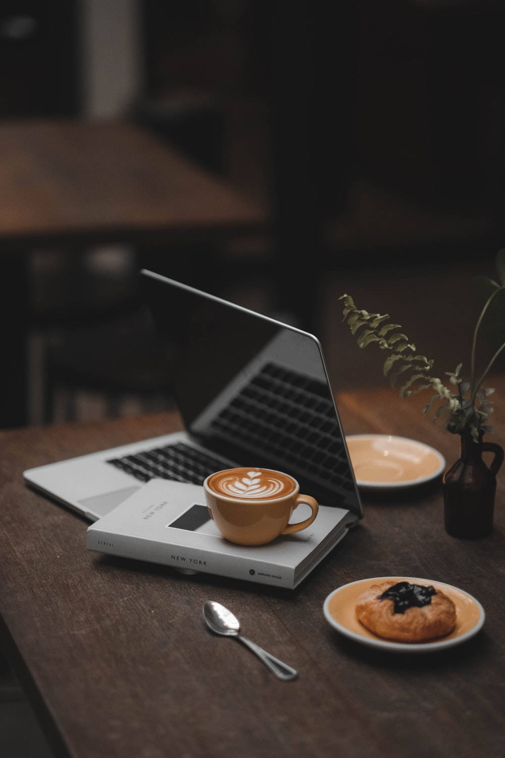 Fotografía Enfocada de Café en Laptop Fondos de pantalla