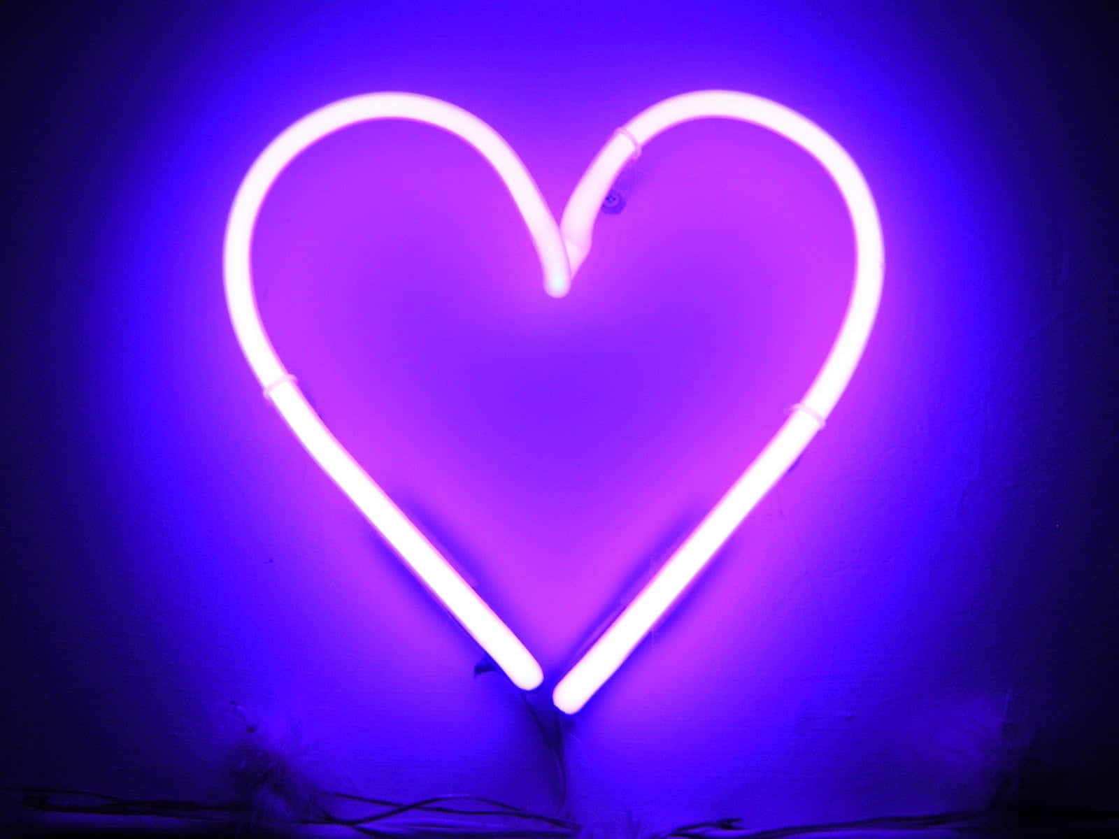 Fotografía minimalista de luz de corazón neón morado Fondos de pantalla