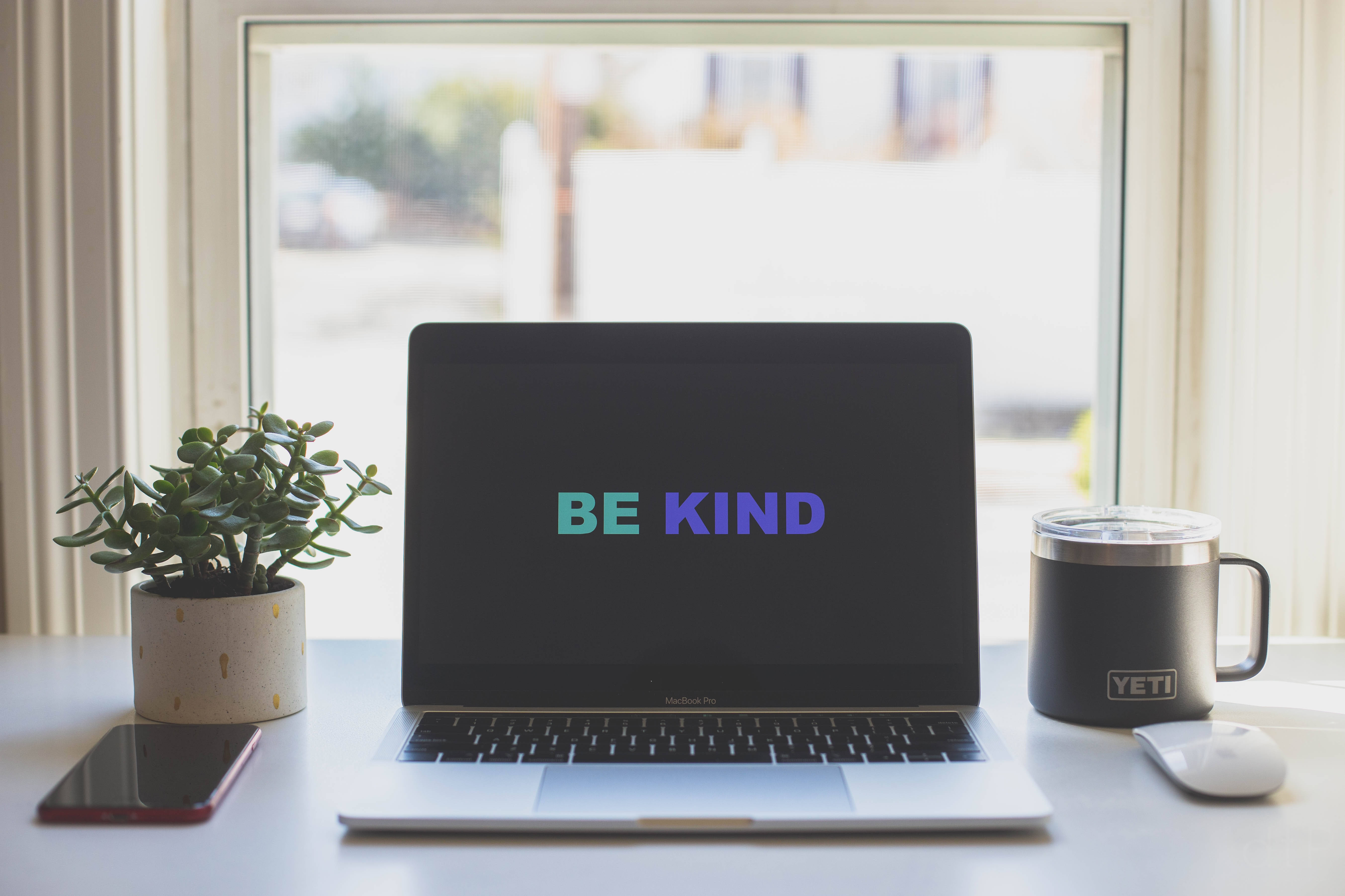 Frase Motivacional 'Sé Amable' en Pantalla Fondos de pantalla