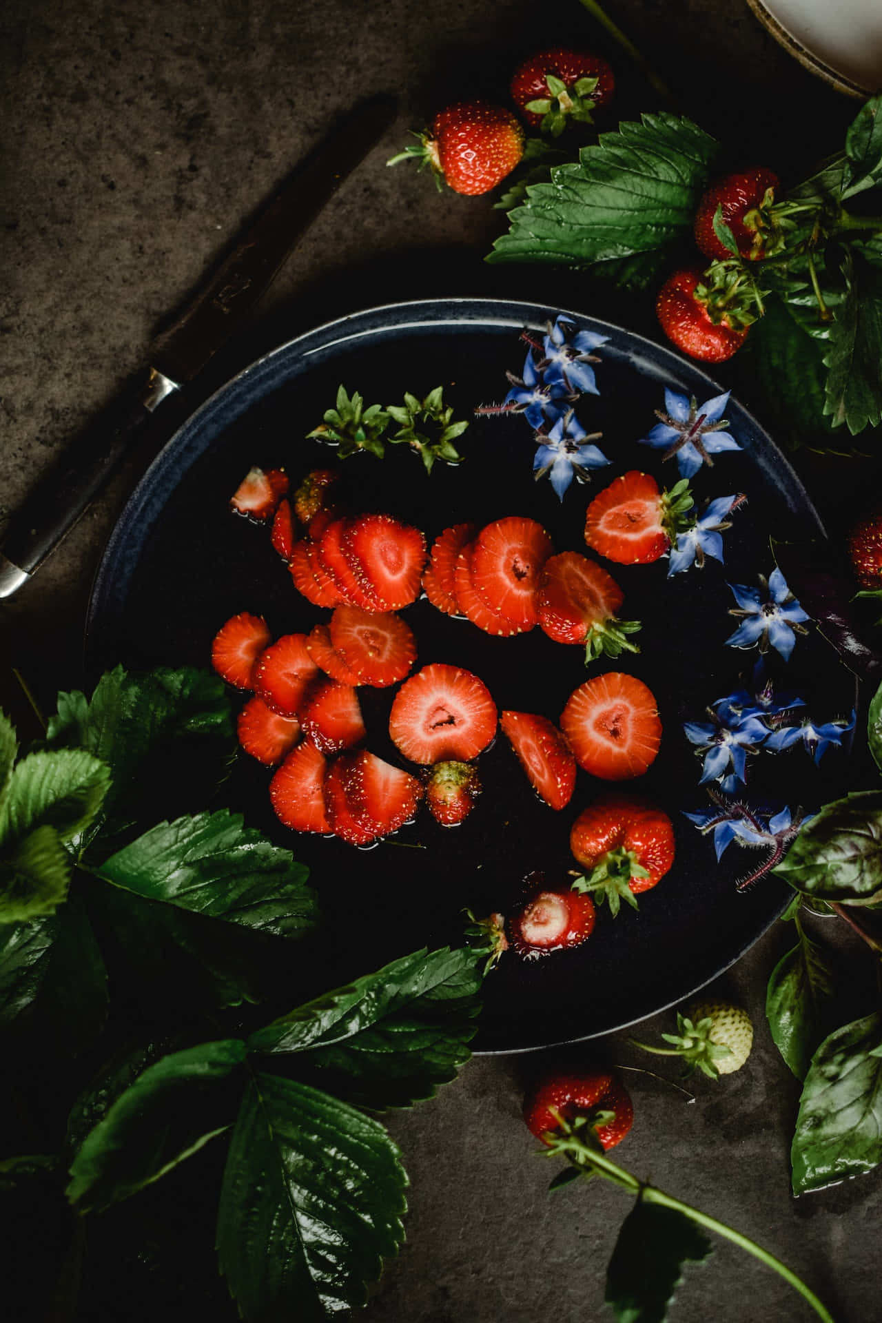 Fresas y Flores Azules de Borraja Teléfono Fondos de pantalla