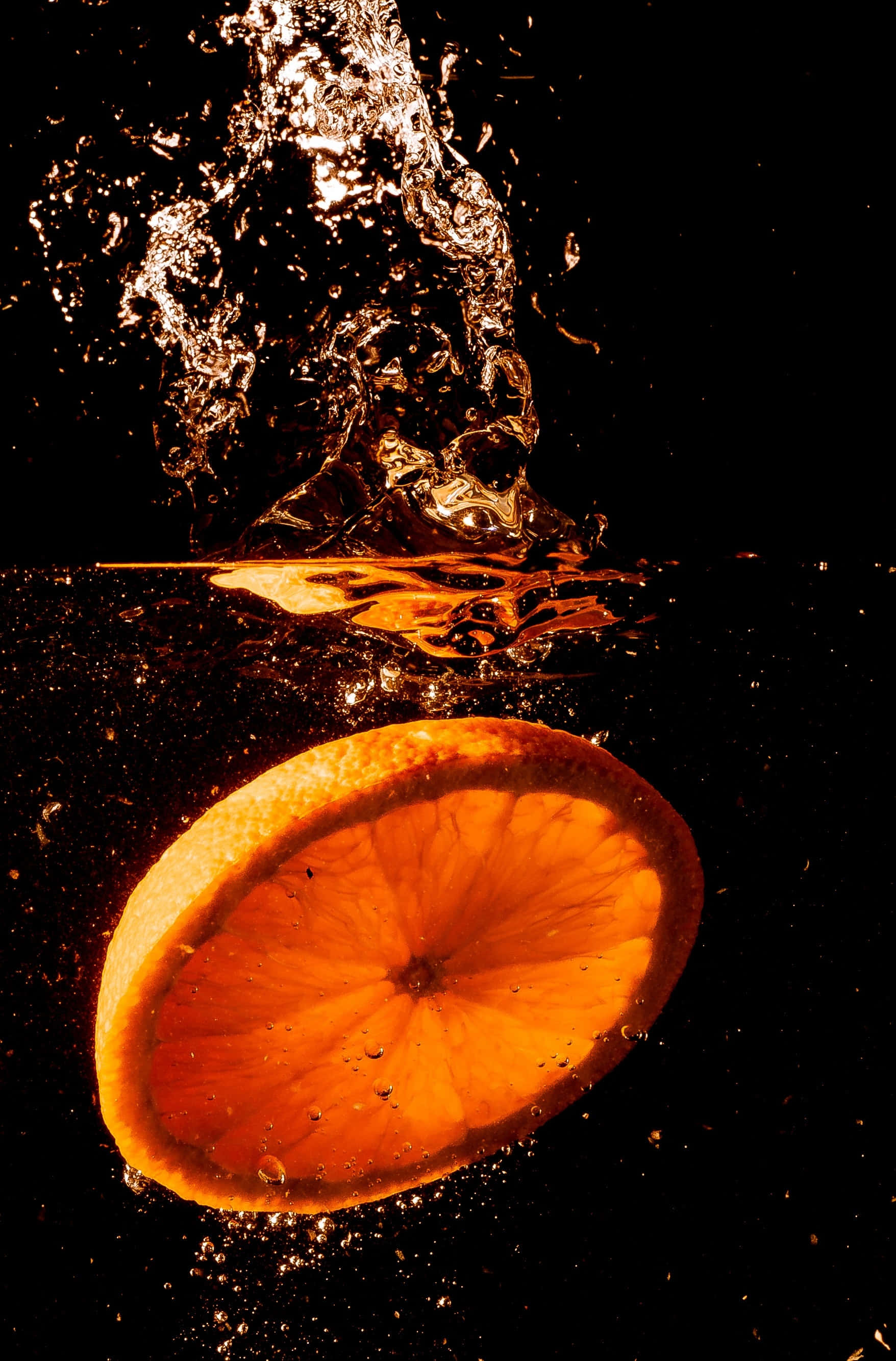 Fruta de naranja fresca y jugosa sobre un fondo vibrante Fondos de pantalla