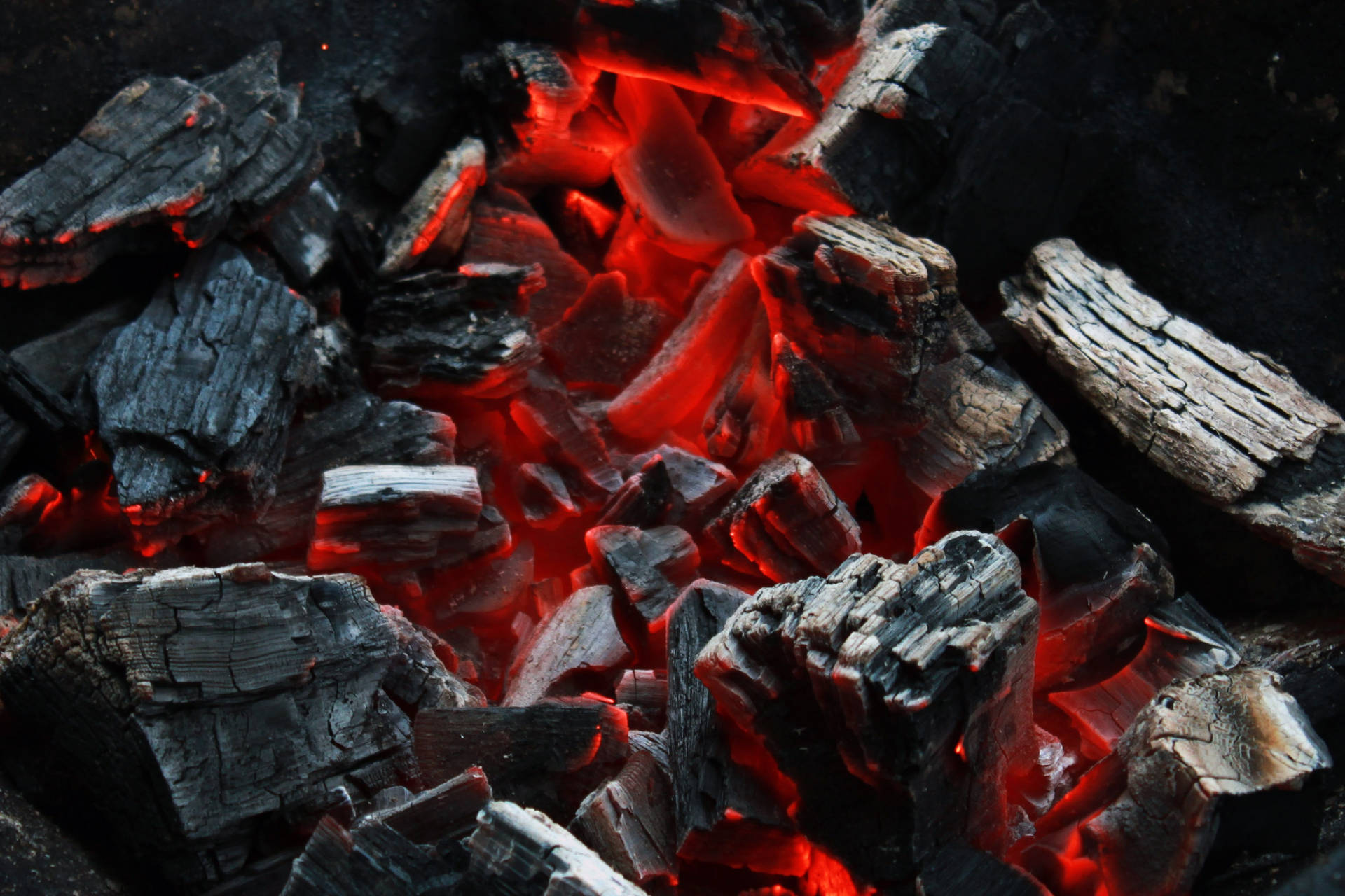 Brasas encendidas para brasear. Cosas para cocinar a la antigua sin gas.